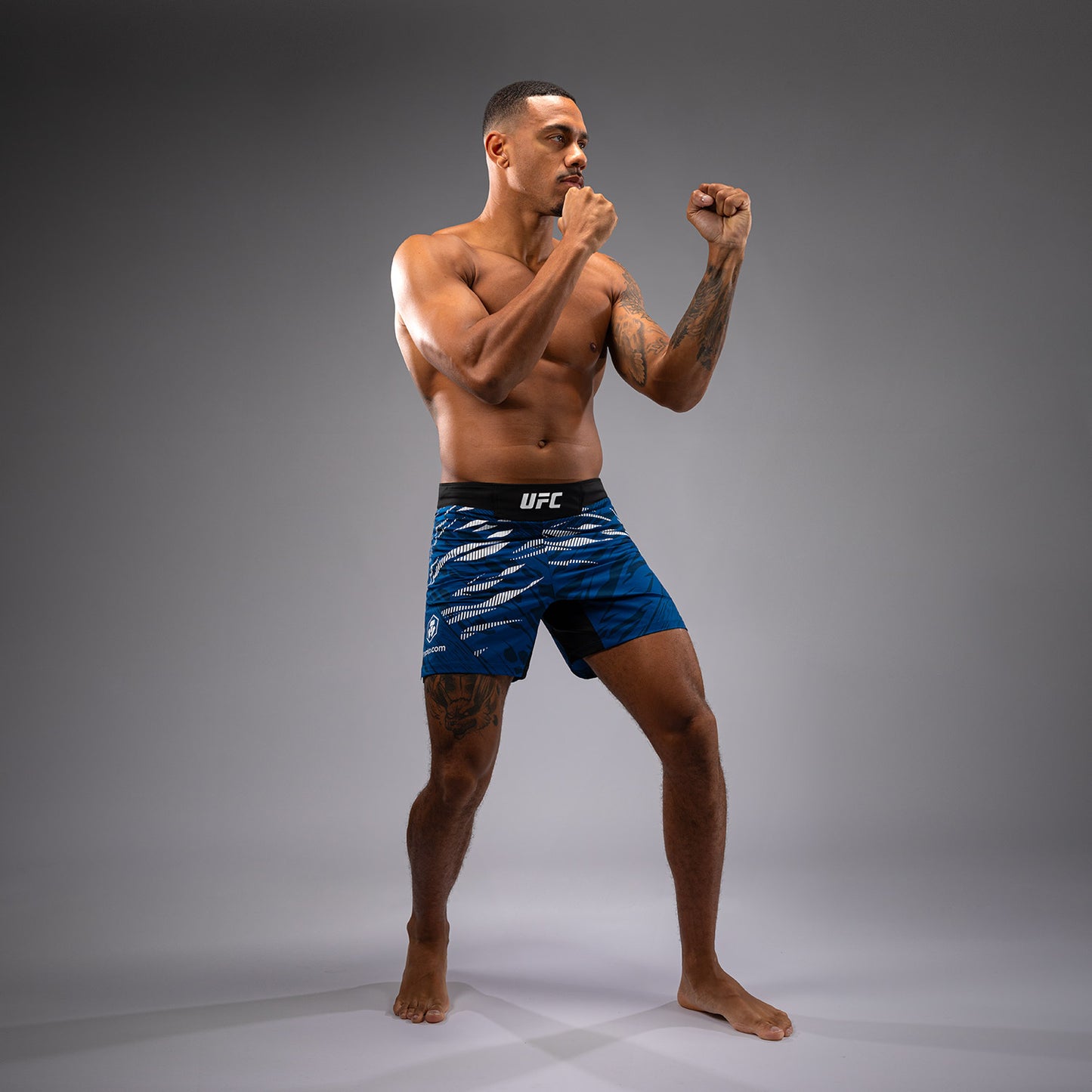 UFC Fusion by Venum Authentic Fight Night Shorts de Lucha para Hombre - Ajuste Corto - Azul