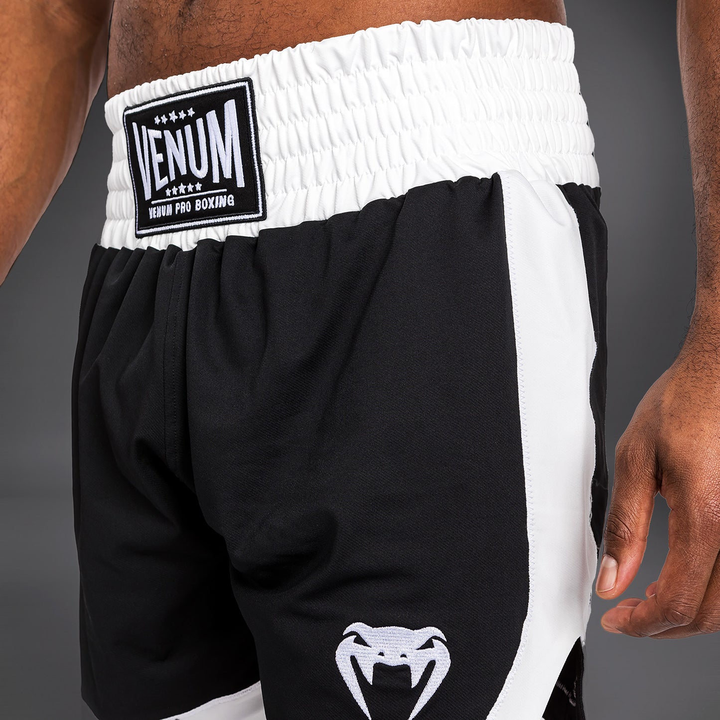 Venum Classic Boxing Shorts - Negro/Blanco