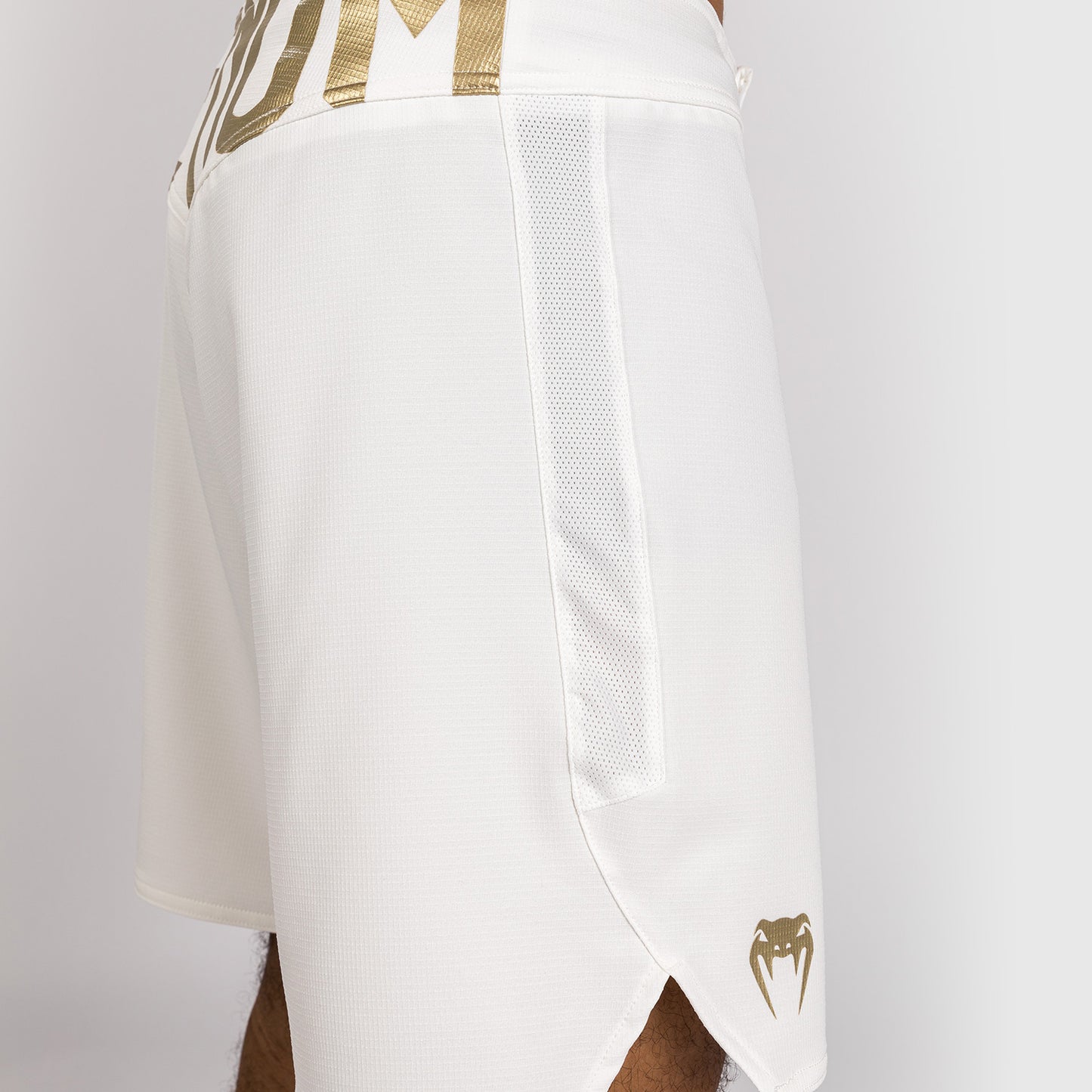 Venum Light 5.0 Pantalón Corto de Lucha - Blanco/Oro
