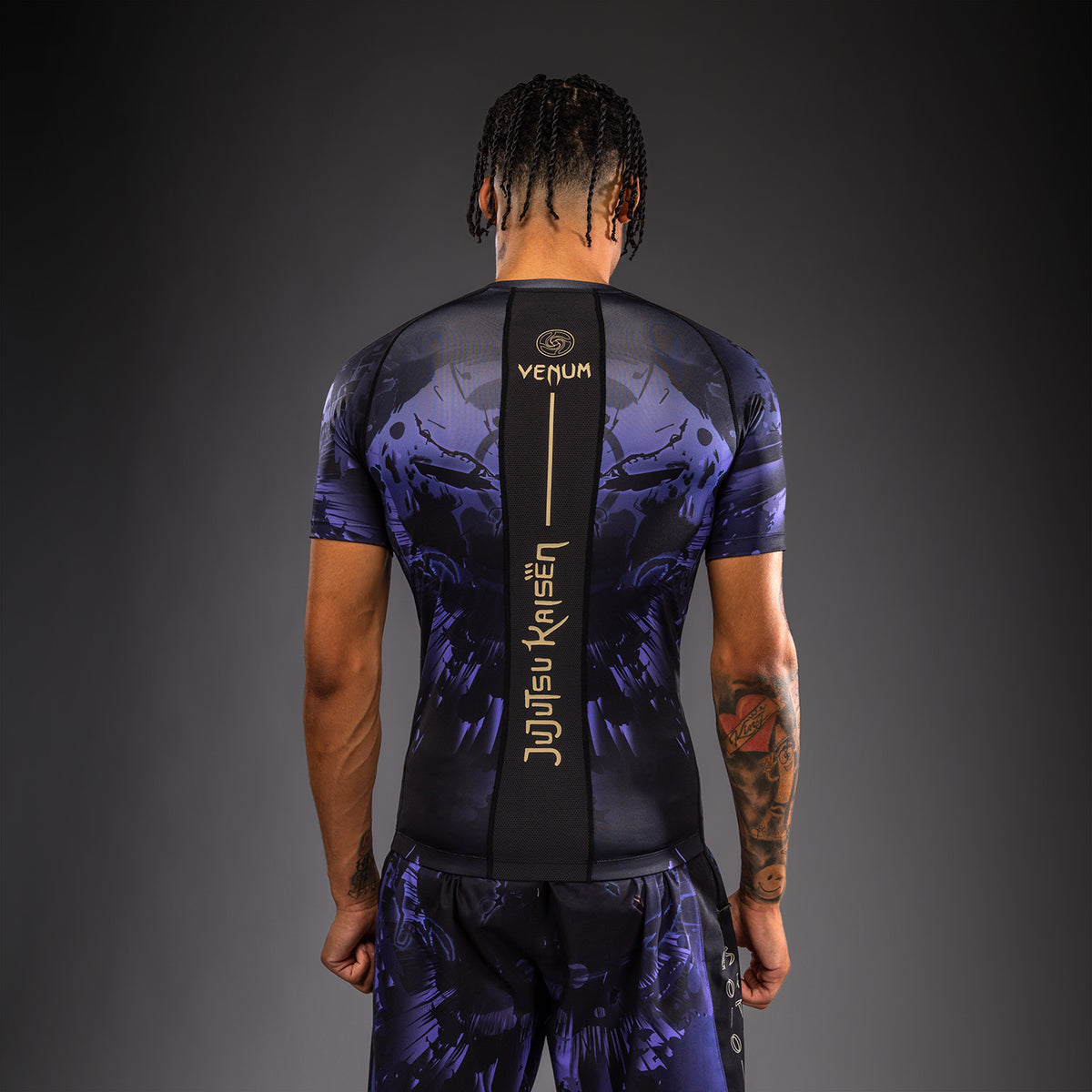 Jujutsu Kaisen x Venum Gojo Rashguard Manga Corta – Morado