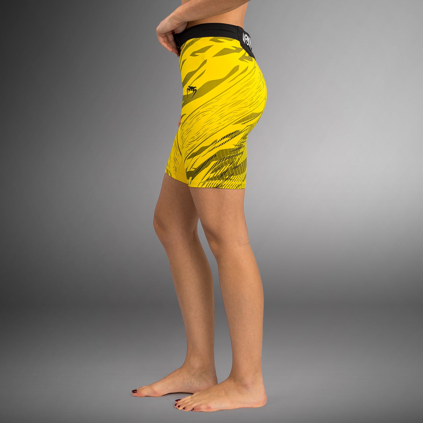 UFC Fusion by Venum Authentic Fight Night Vale Tudo Shorts para Mujer - Ajuste Largo - Amarillo