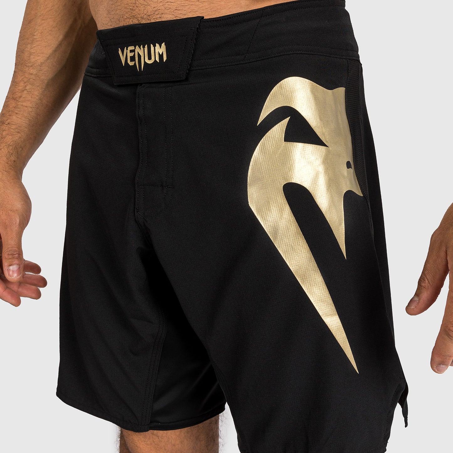 Venum Light 5.0 Fightshorts - Negro/Dorado