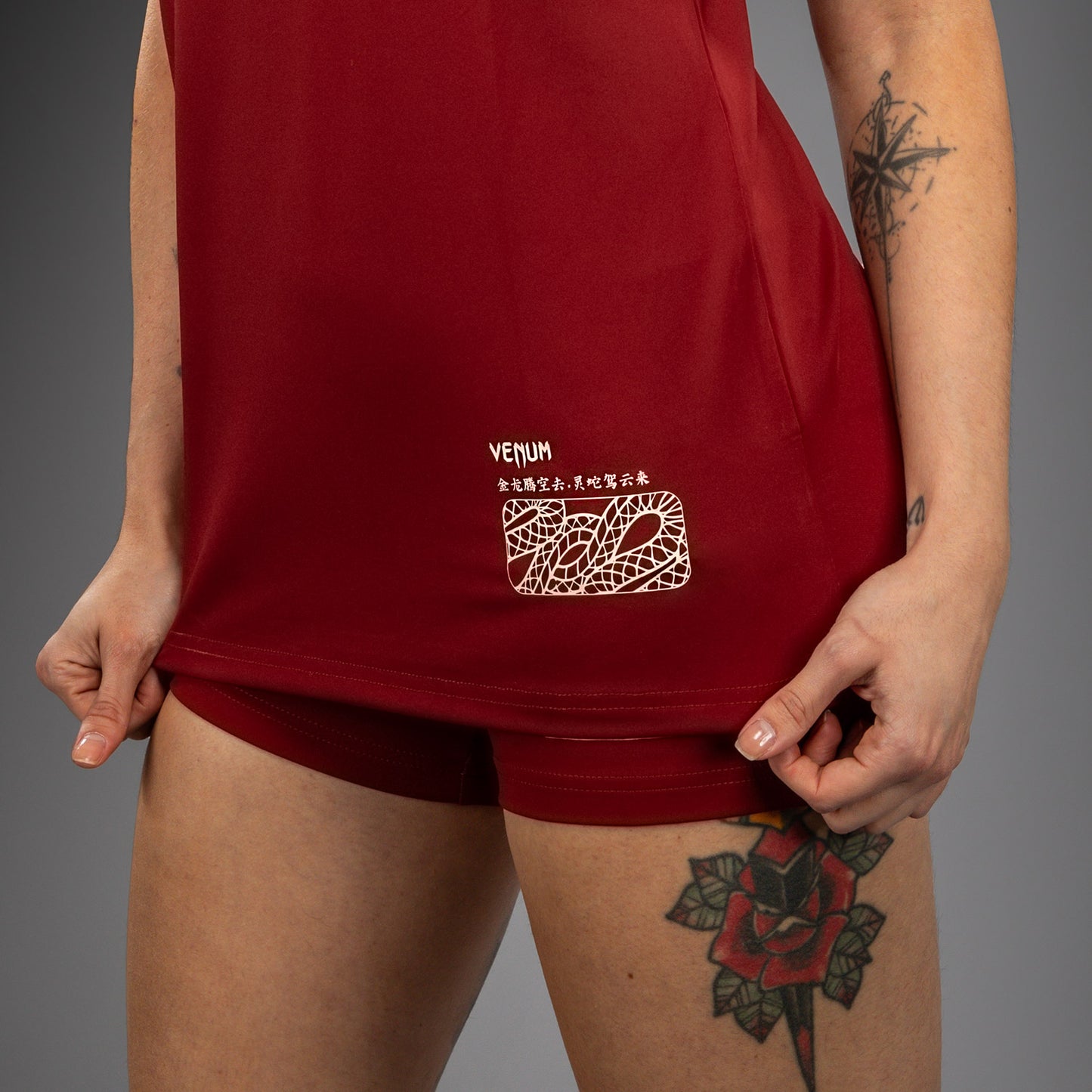 Venum Serpenti Camiseta Dry-Tech para Mujer – Burdeos/Marfil