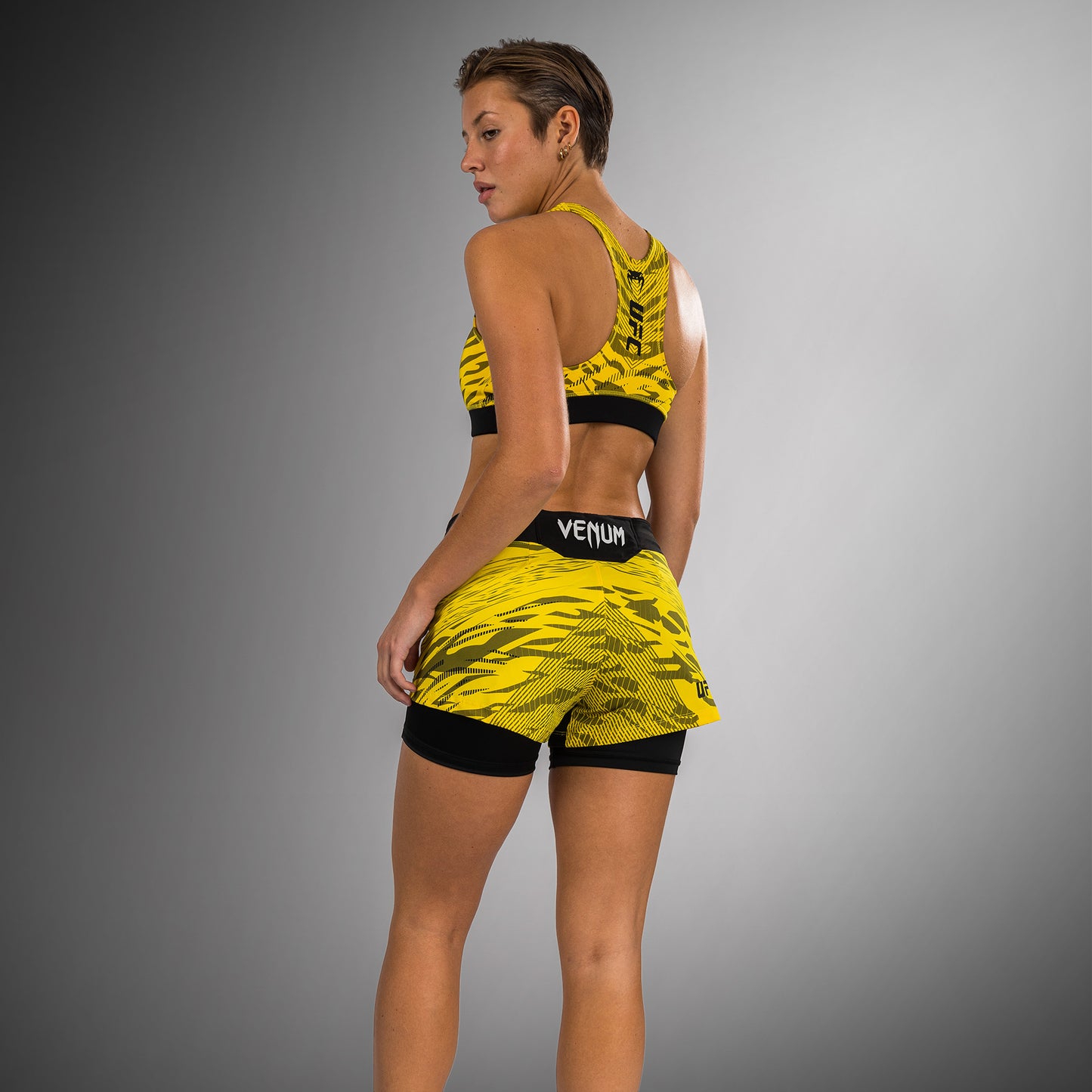 UFC Fusion by Venum Authentic Fight Night Shorts de Lucha para Mujer - Amarillo