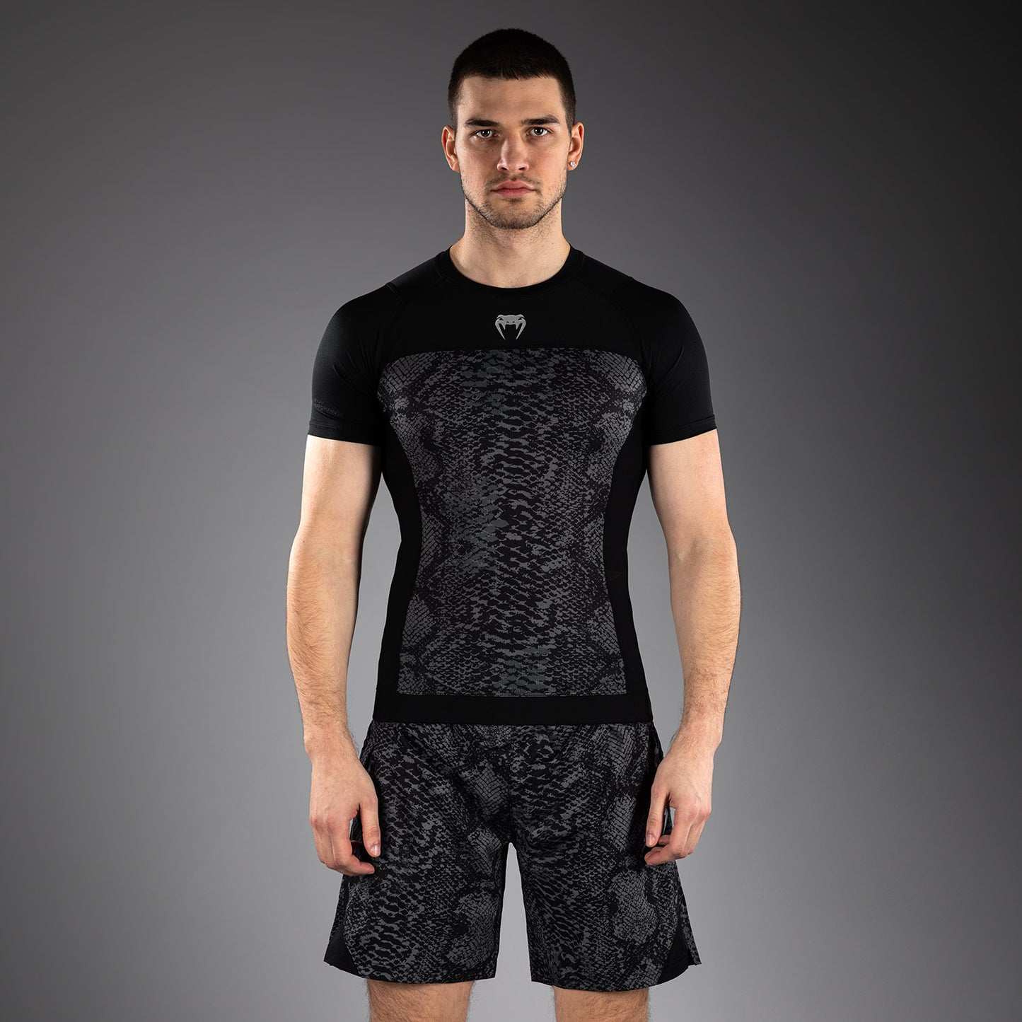 Venum G-Fit Scales Rashguard Manga Corta – Negro/Gris Carbón