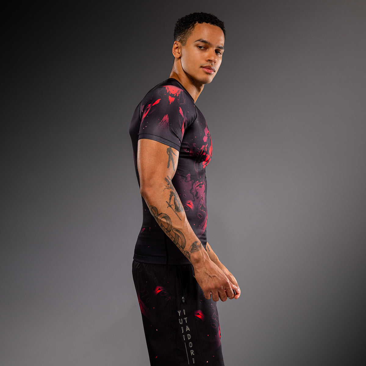 Jujutsu Kaisen x Venum Itadori Rashguard Manga Corta – Negro/Rojo