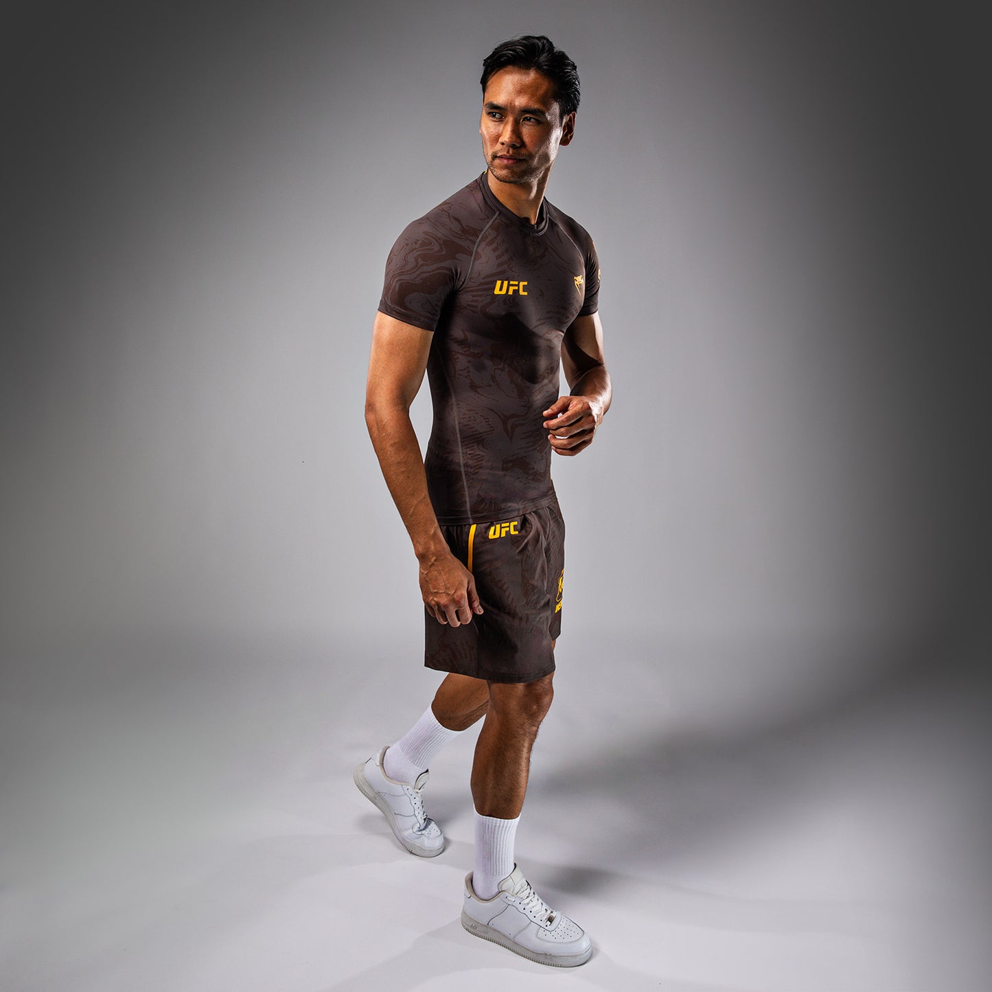 UFC Fusion by Venum Fight Week Rashguard de Manga Corta de Rendimiento para Hombre - Marrón tierra