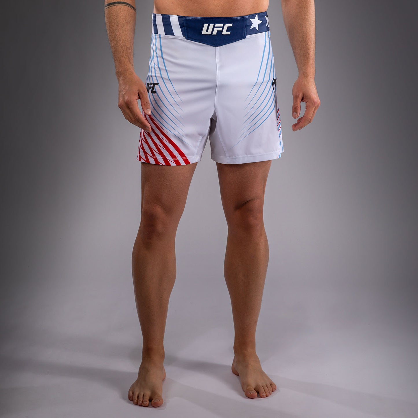Official UFC Freedom 250 by Venum Authentic Fight Night Fight Shorts de ajuste corto para hombre - Blanco
