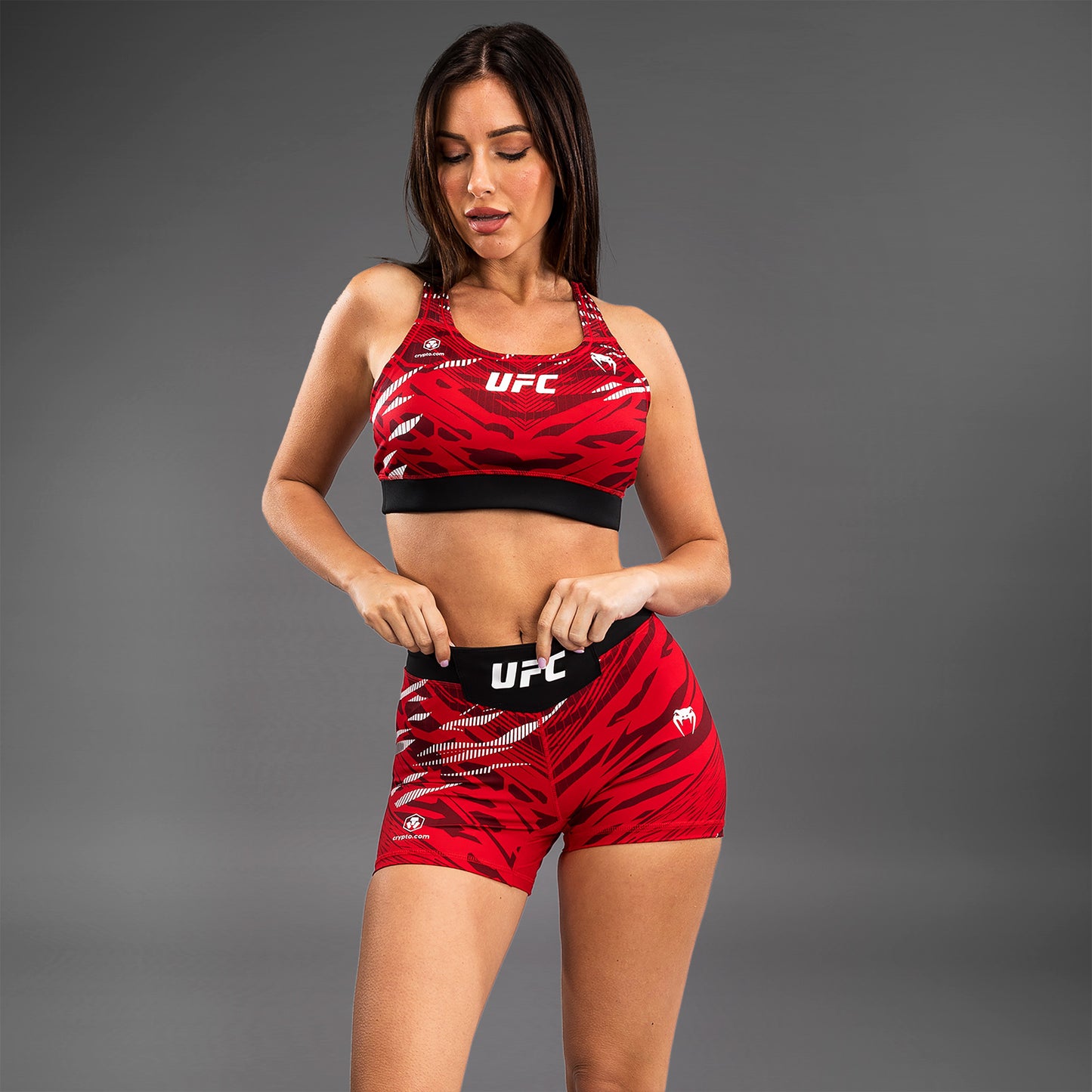 UFC Fusion by Venum Authentic Fight Night Vale Tudo Shorts para Mujer - Ajuste Corto - Rojo