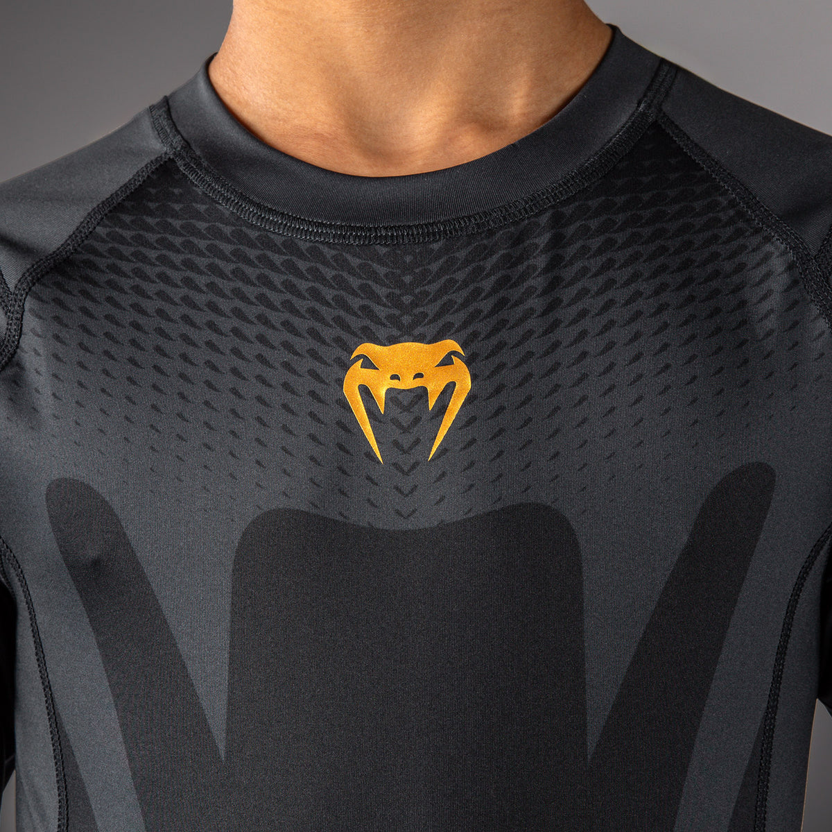 Venum Attack Rashguard de manga larga para niños - Negro/Dorado