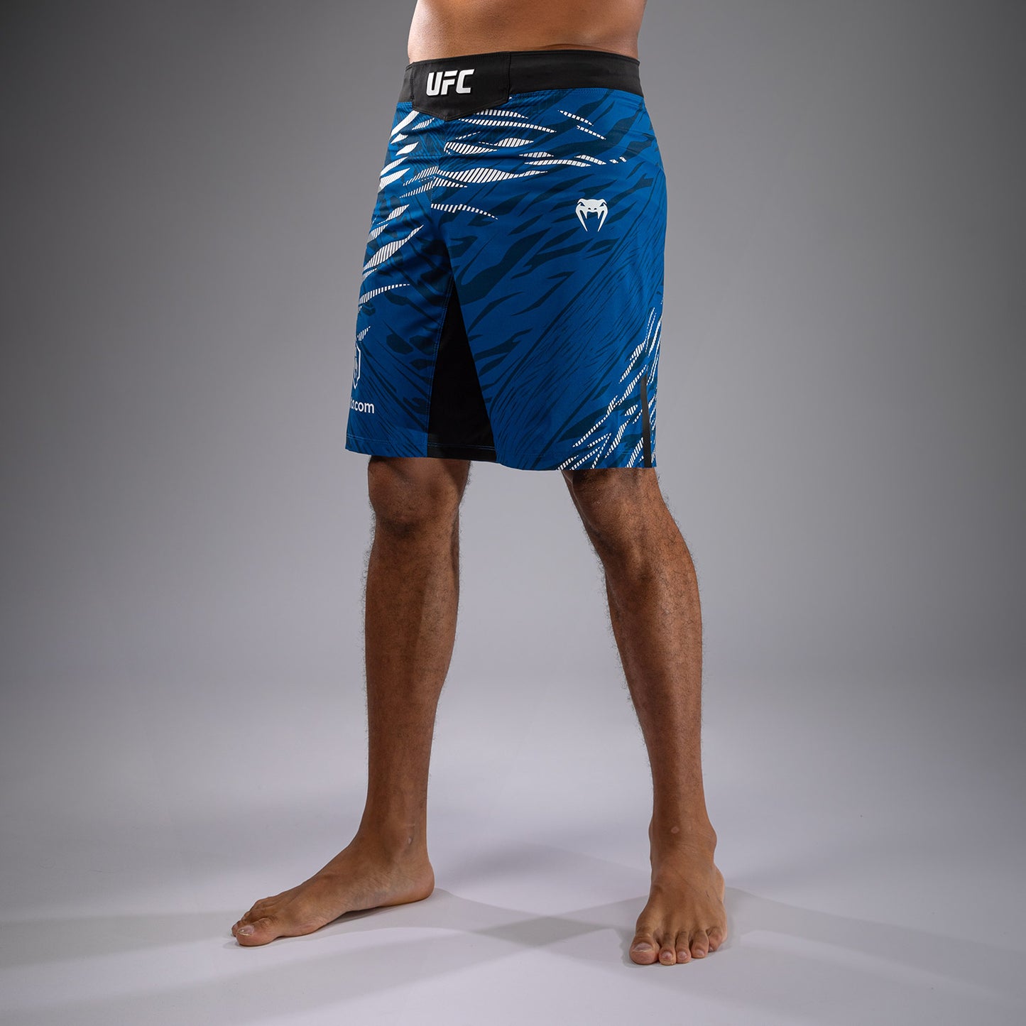 UFC Fusion by Venum Authentic Fight Night Shorts de Lucha para Hombre - Ajuste Largo - Azul