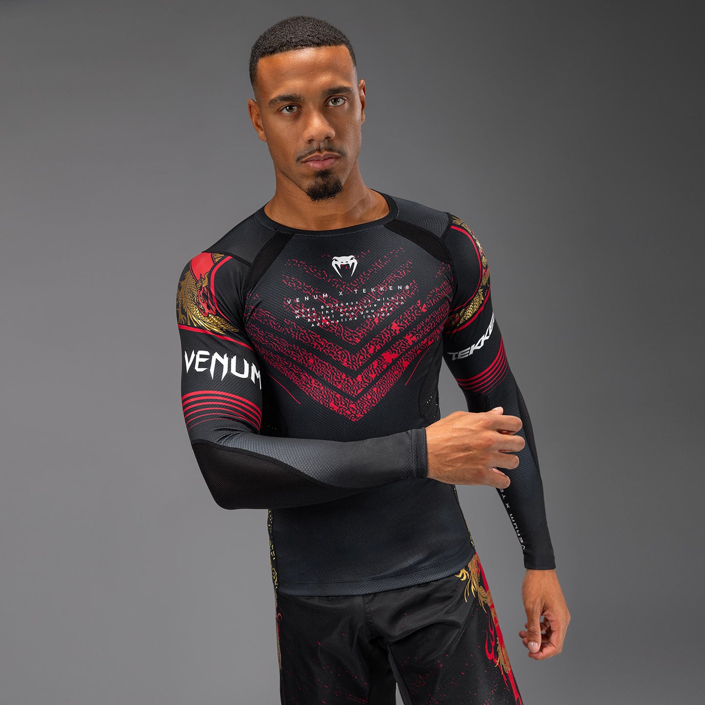 Venum x TEKKEN 8 - Marshall Law Rashguard - Negro/Rojo/Dorado