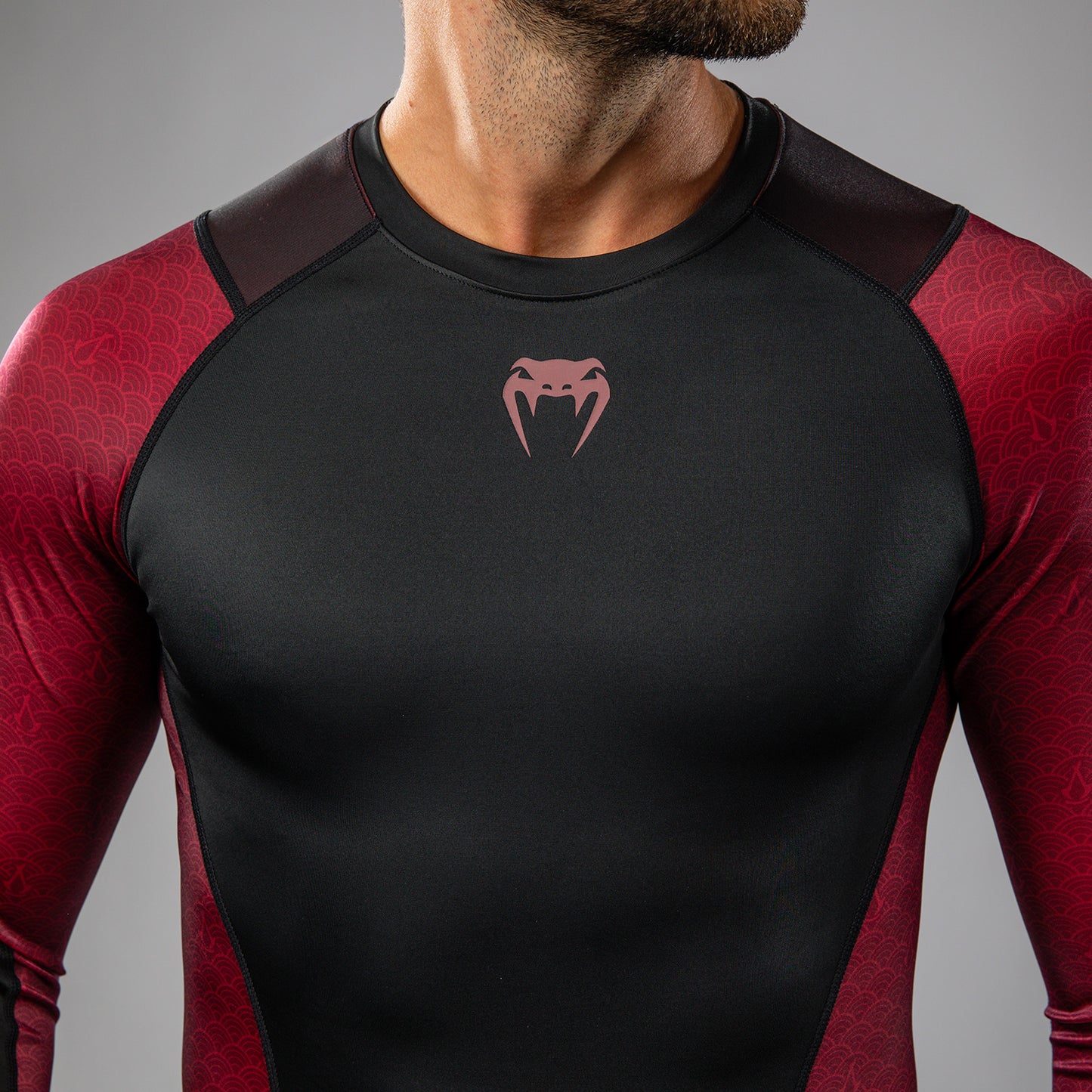 Venum x Assassin’s Creed Shadows Camiseta de Manga Larga Rashguard para Hombre - Burdeos/Negro