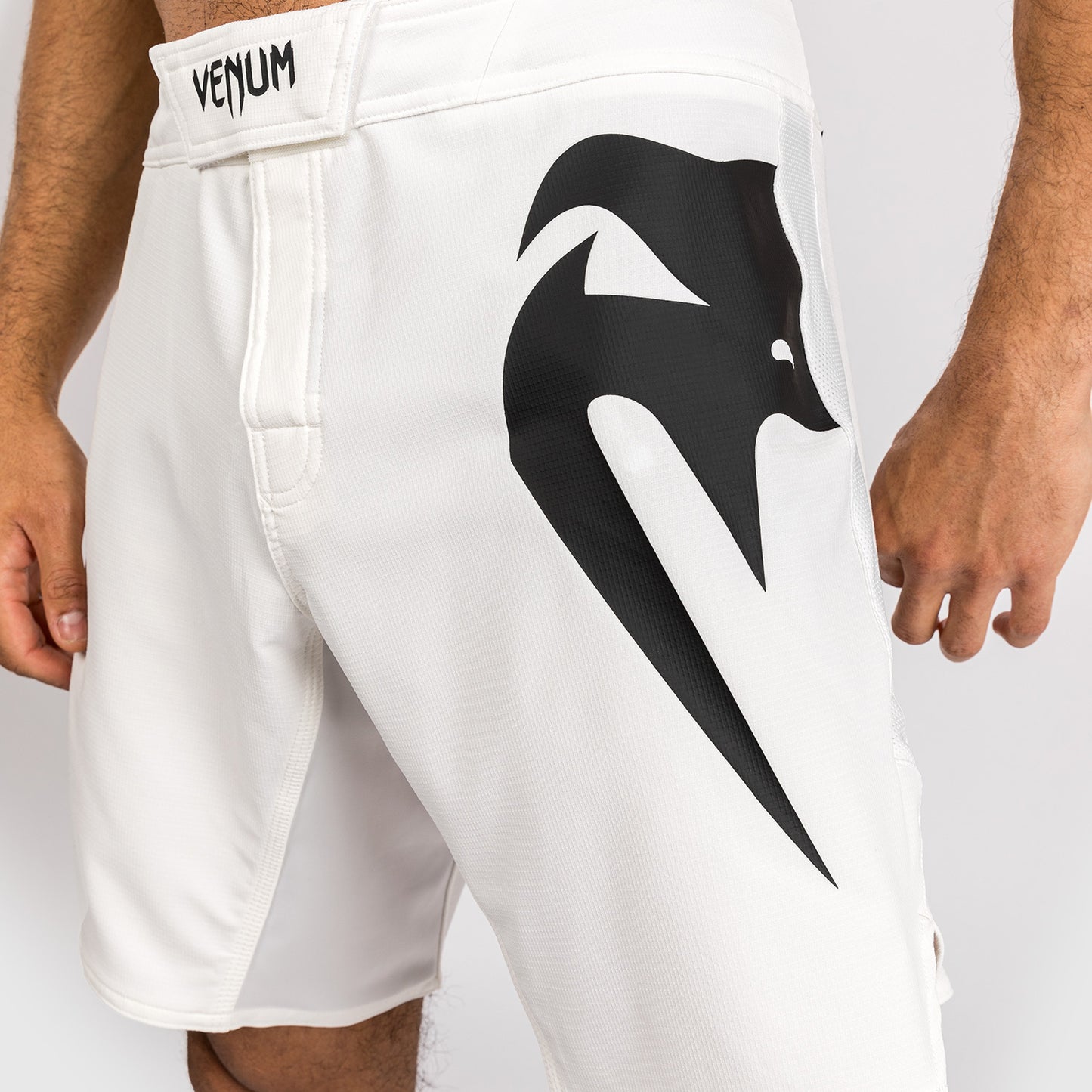 Venum Light 5.0 Pantalón Corto de Lucha - Blanco/Negro