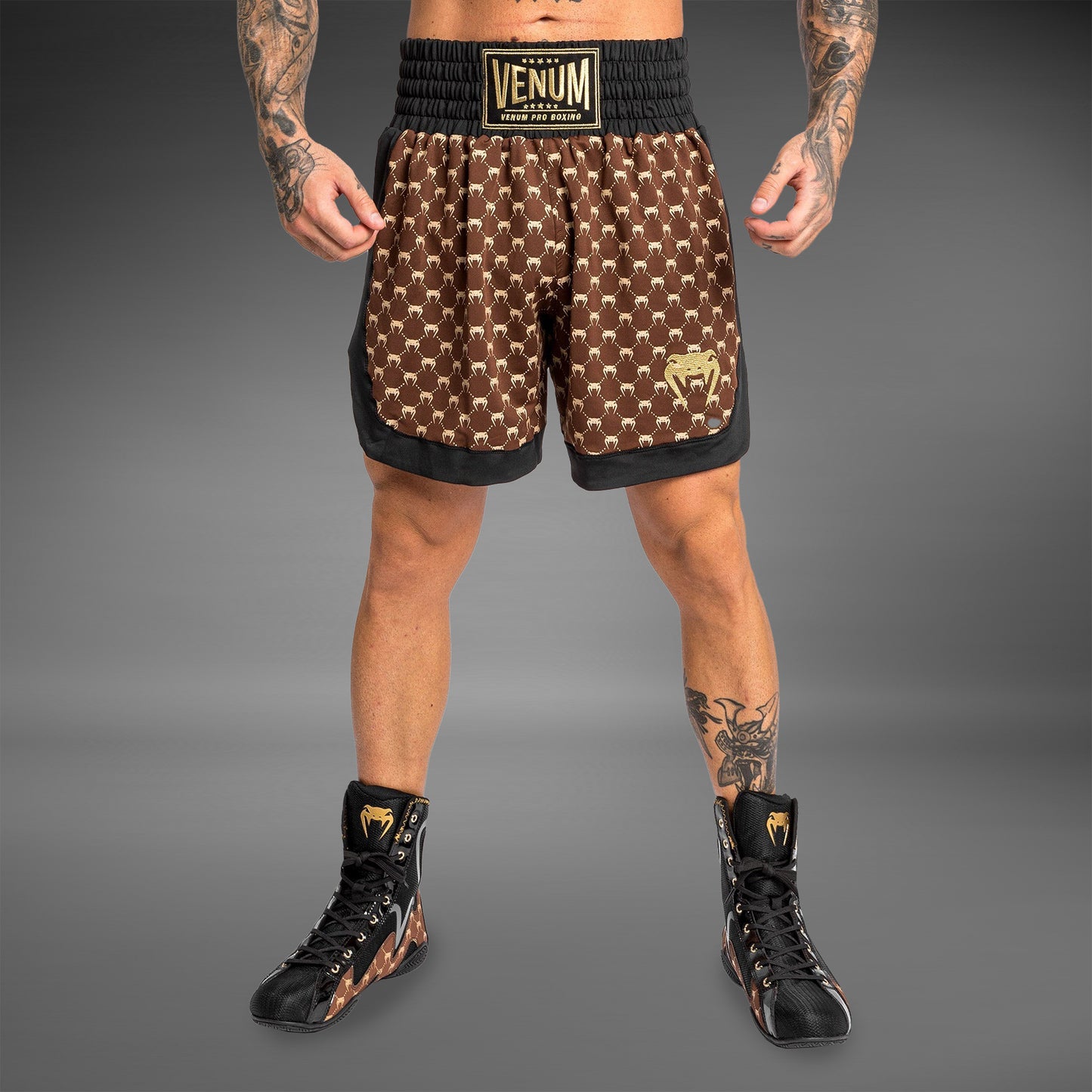 Shorts de Boxeo Venum Monogram - Negro/Marrón