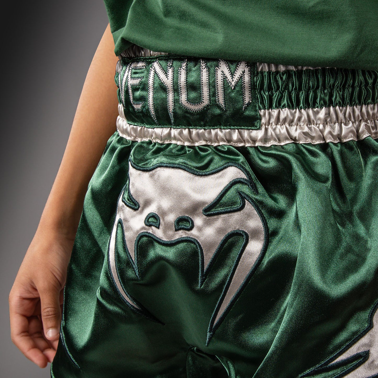 Venum Inferno Short de Muay Thai – Verde Bosque/ Blanco Roto