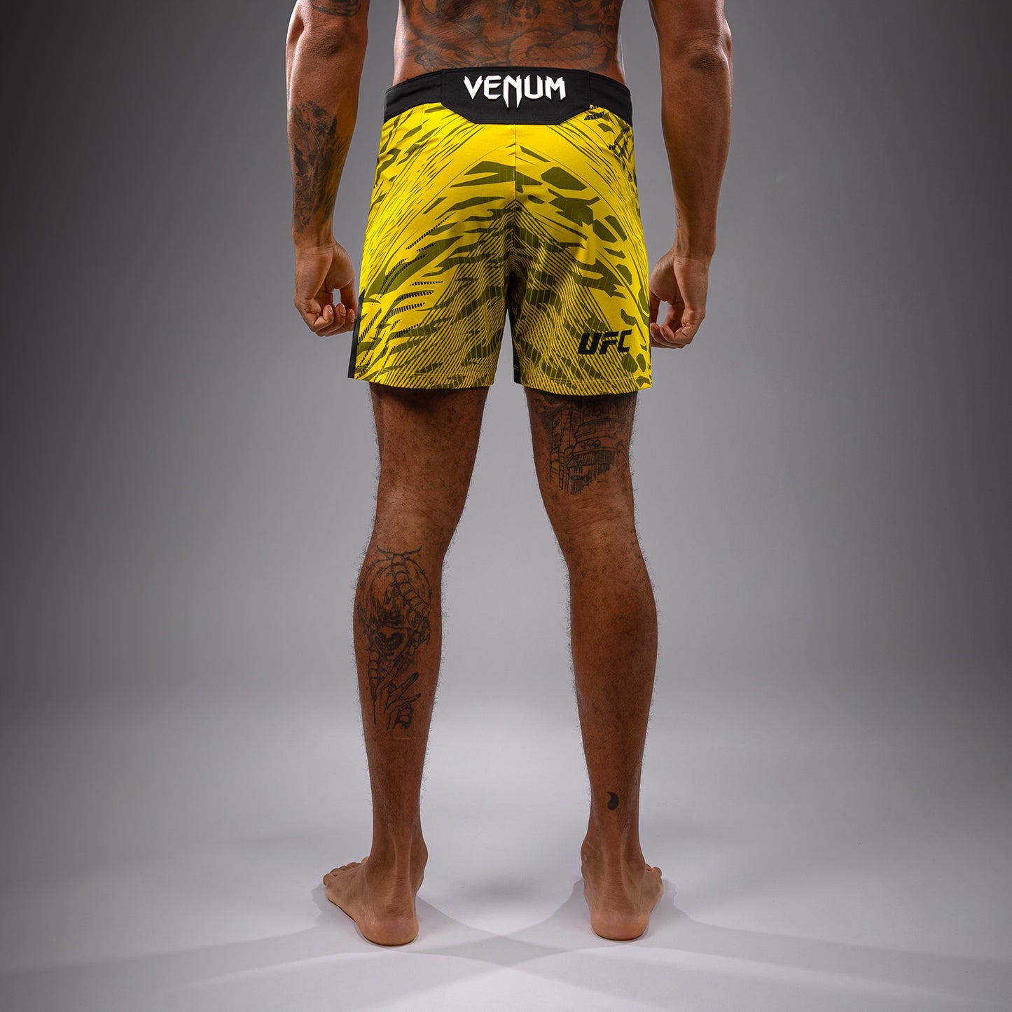 UFC Fusion by Venum Authentic Fight Night Shorts de Lucha para Hombre - Ajuste Corto - Amarillo