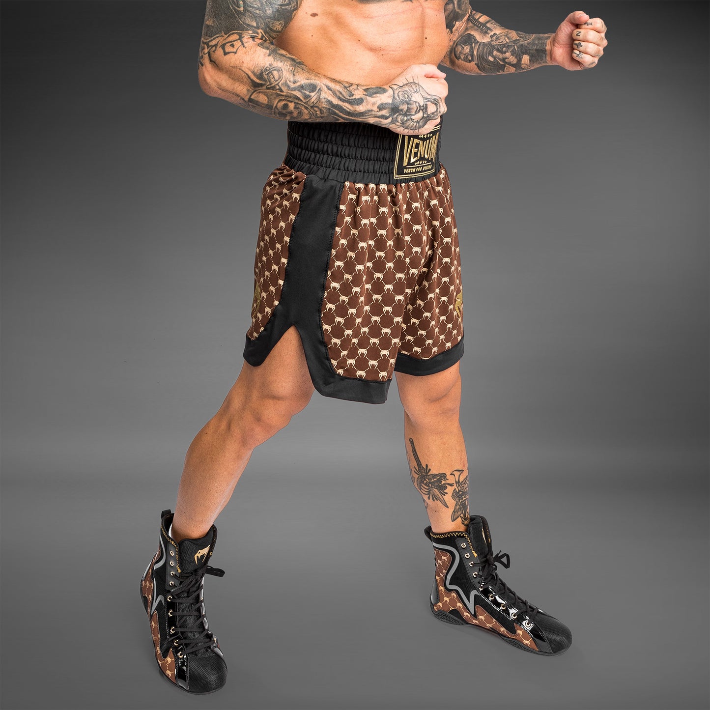 Shorts de Boxeo Venum Monogram - Negro/Marrón