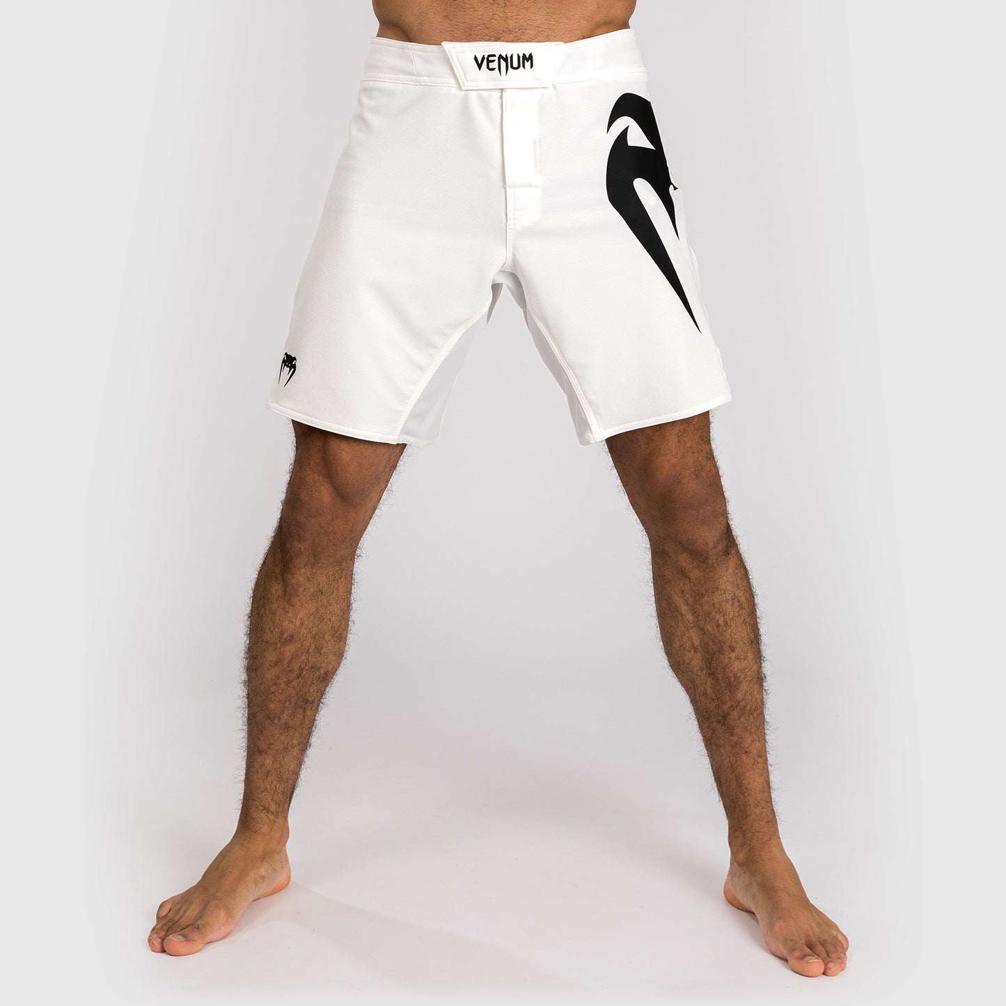 Venum Light 5.0 Pantalón Corto de Lucha - Blanco/Negro