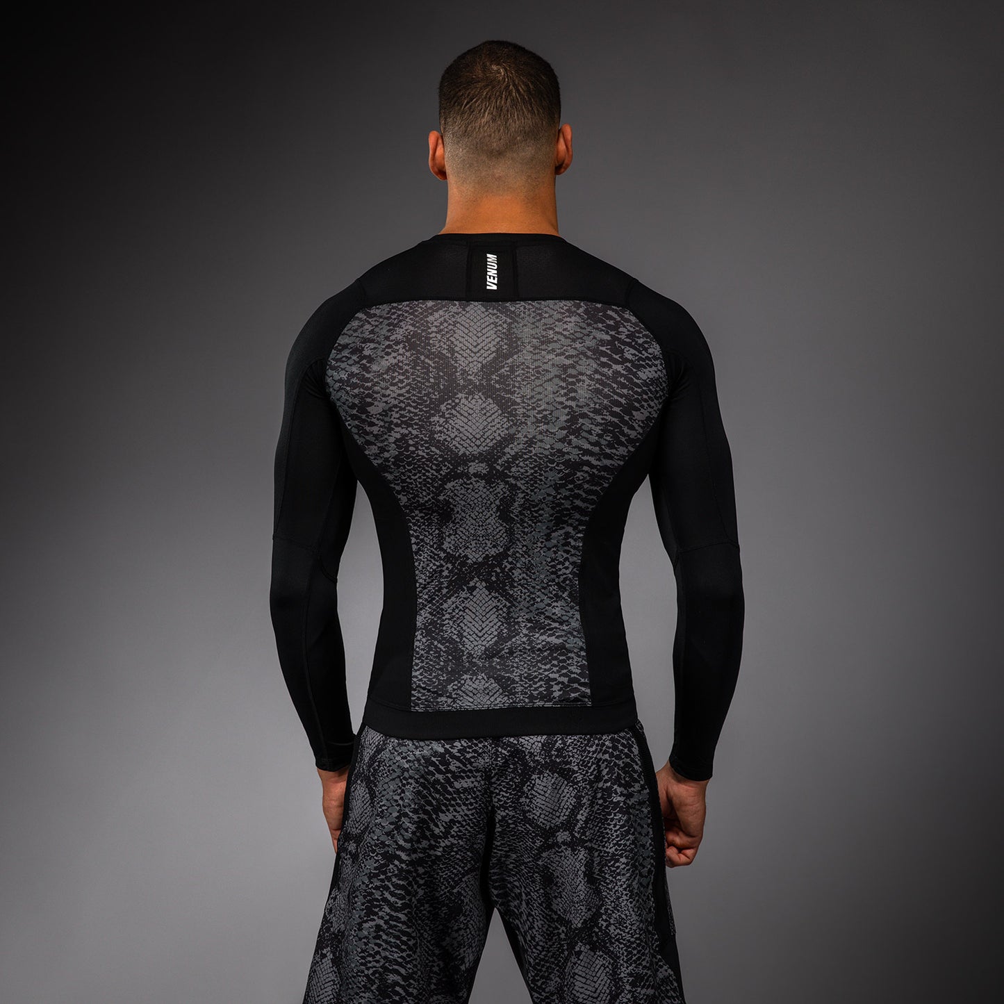 Venum G-Fit Scales Rashguard Manga Larga – Negro/Gris Carbón