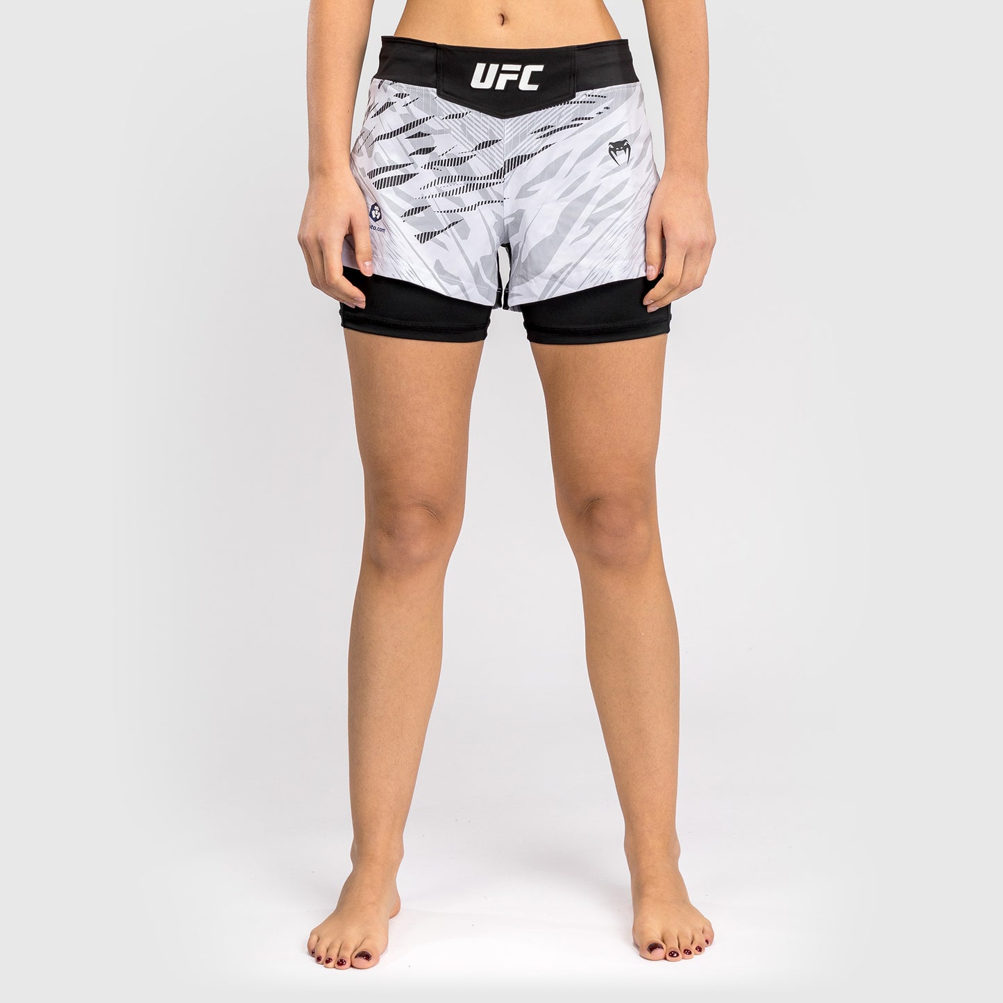 UFC Fusion by Venum Personalizados Authentic Fight Night Shorts de Lucha para Mujer - Blanco
