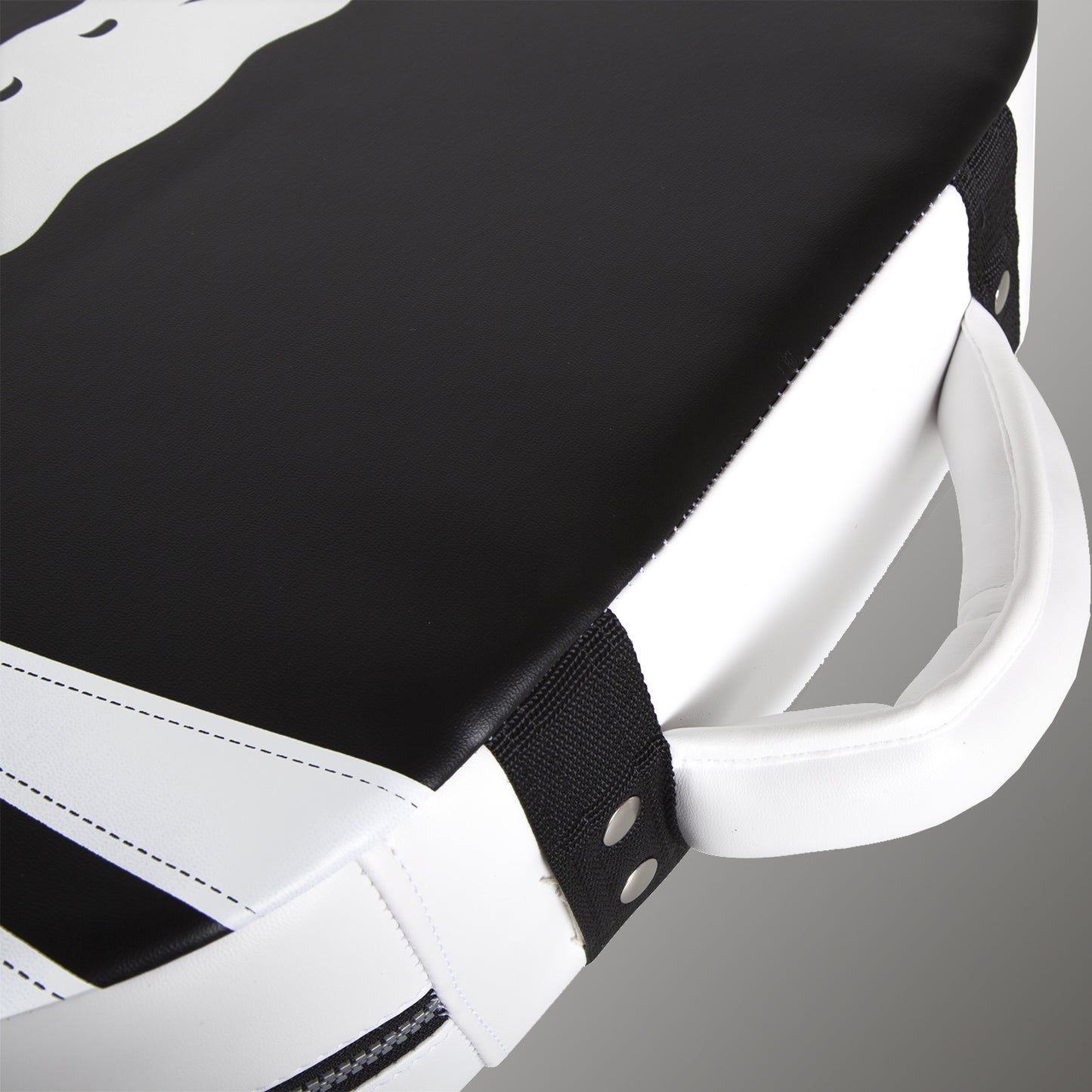 Escudo para patadas Venum Absolute Square - Cuero Skintex - Negro/Blanco
