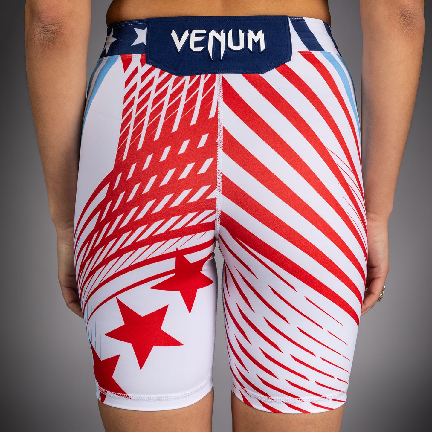 Official UFC Freedom 250 by Venum Authentic Vale Tudo Shorts de ajuste largo para mujer - Blanco