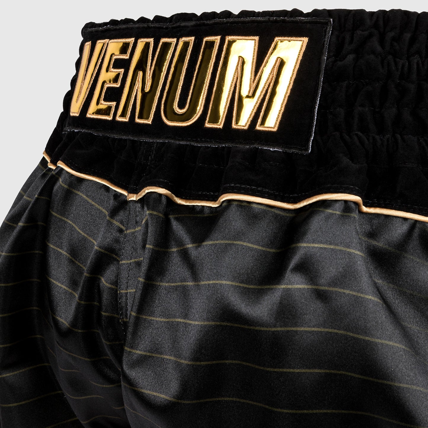 Venum Attack Shorts de Muay Thai - Negro/Oro
