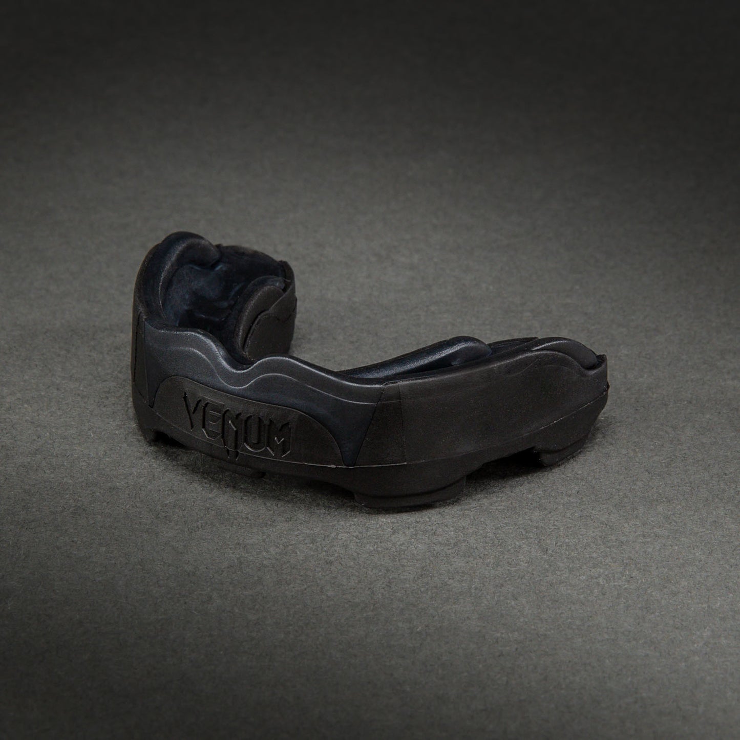 Venum Predator Protector Bucal – Negro/Negro/Rojo