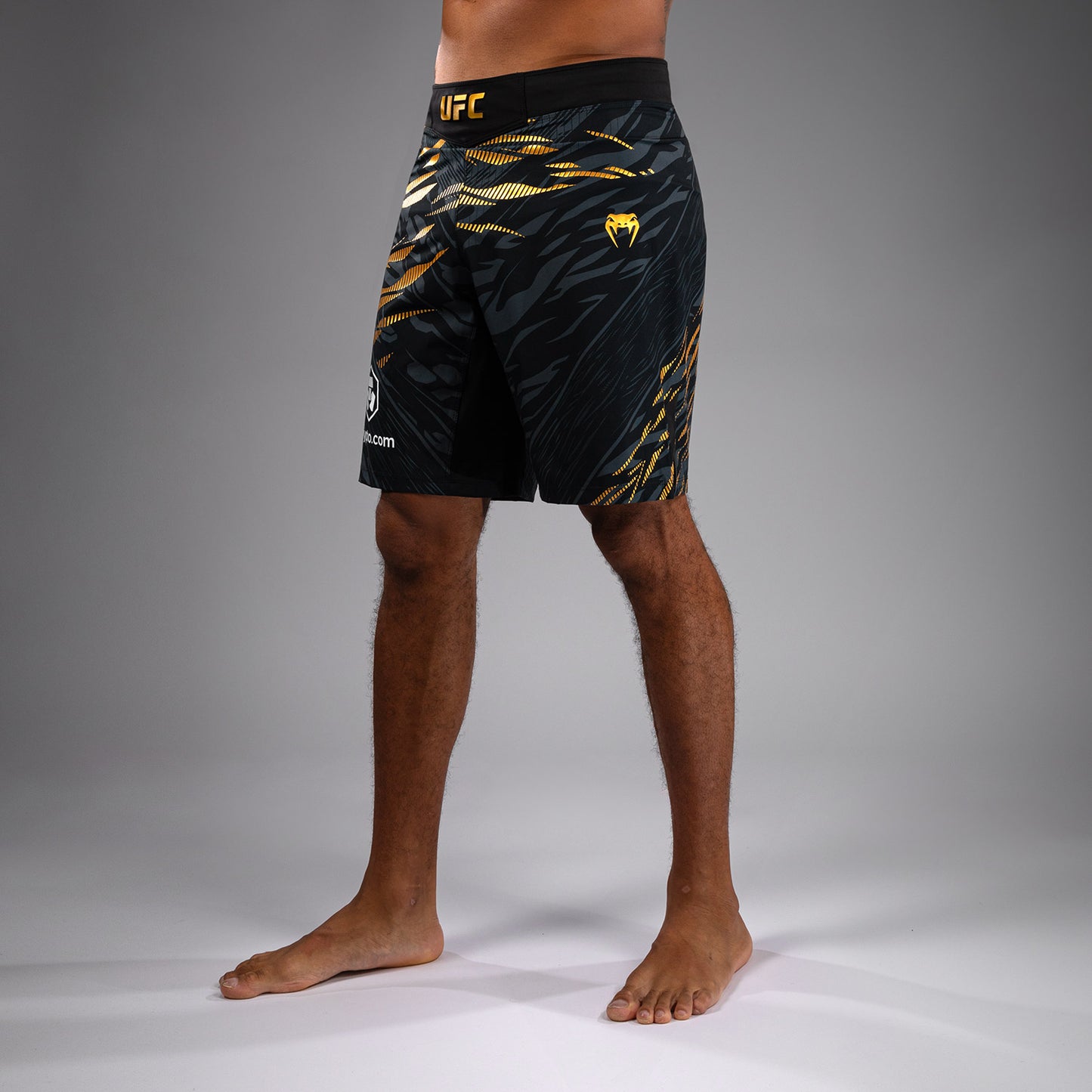 UFC Fusion by Venum Authentic Fight Night Shorts de Lucha para Hombre - Ajuste Largo - Champion