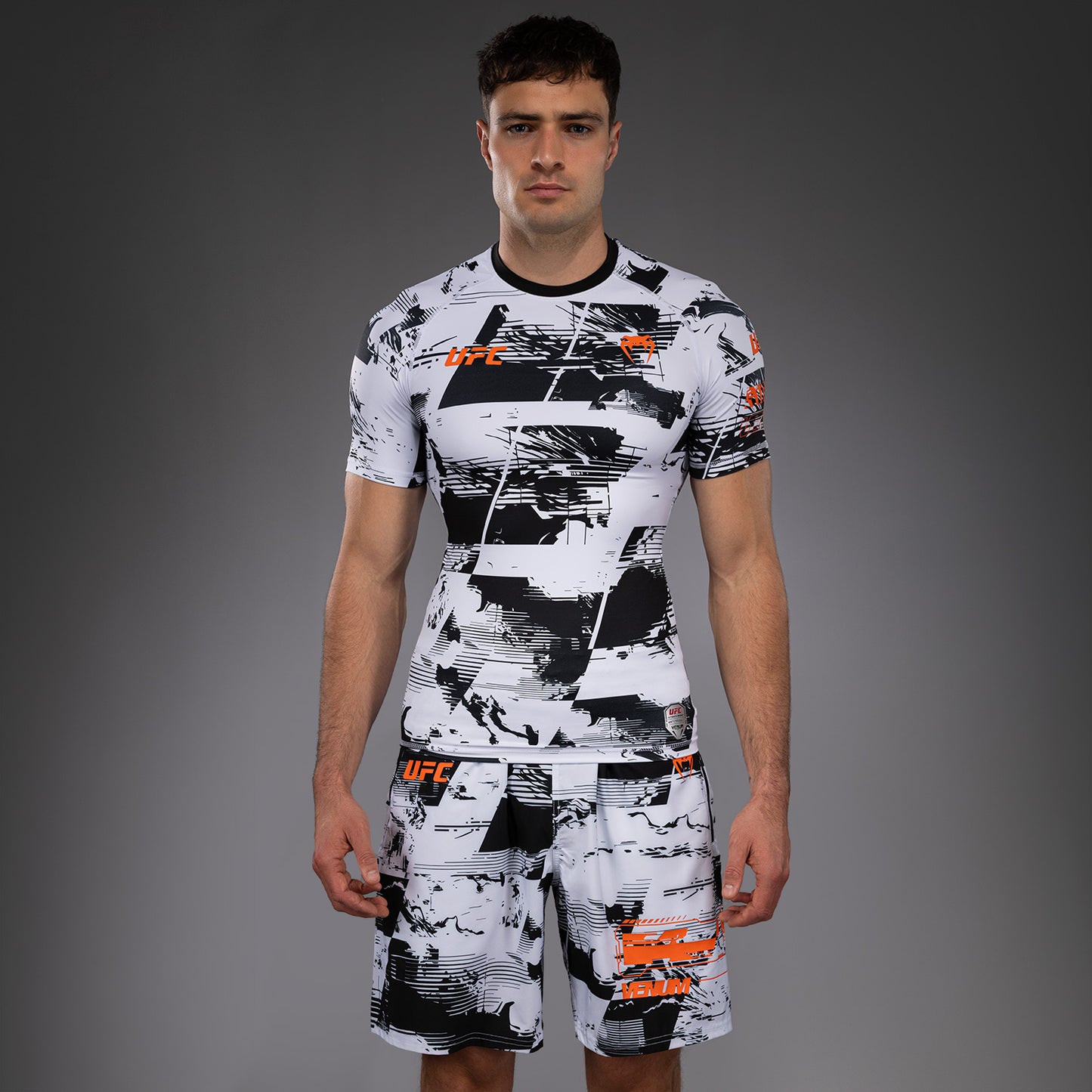 UFC Zenith by Venum Authentic Fight Week Rashguard de manga corta Performance Hombre - Blanco