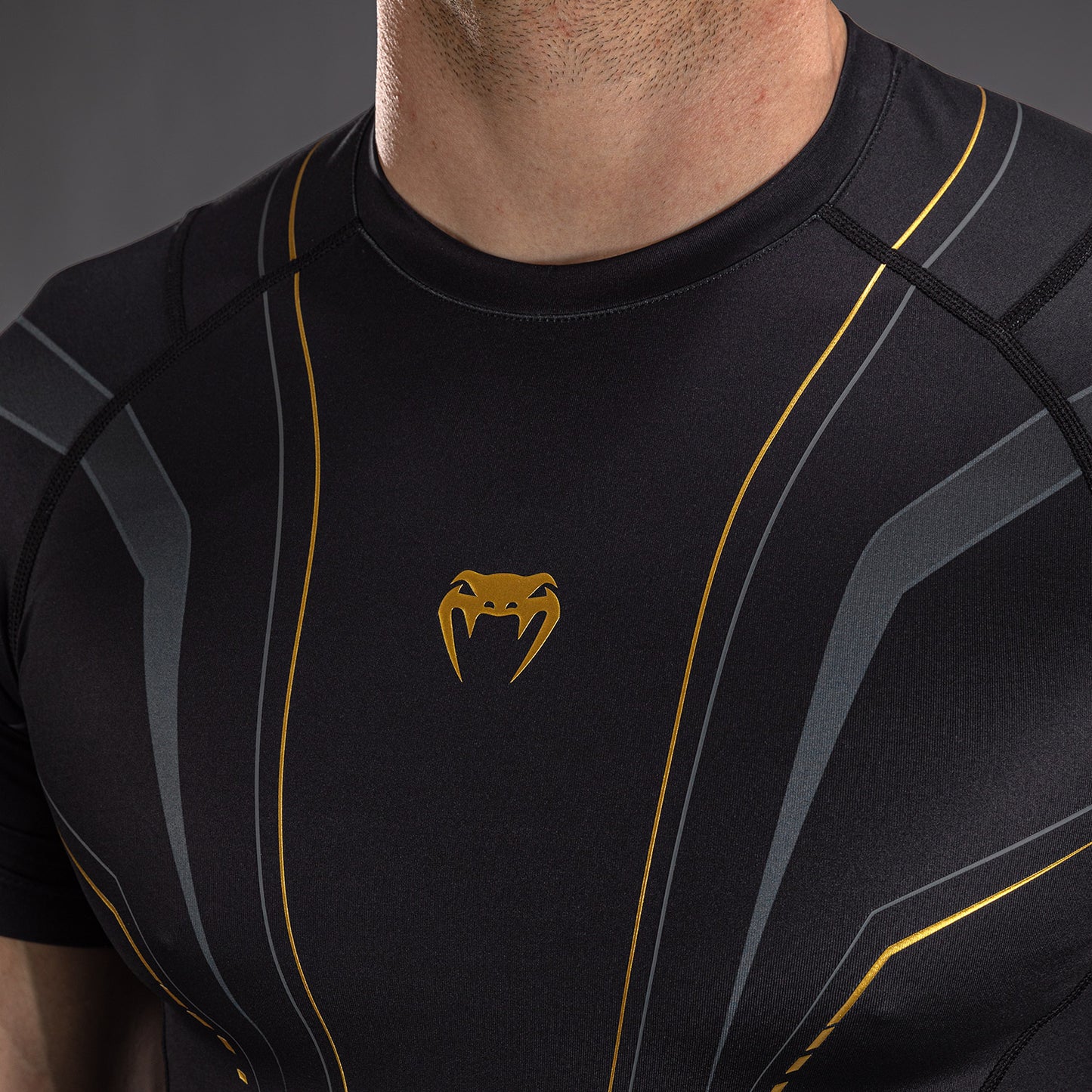 Venum Streamline Rashguard Manga Corta – Negro/Oro