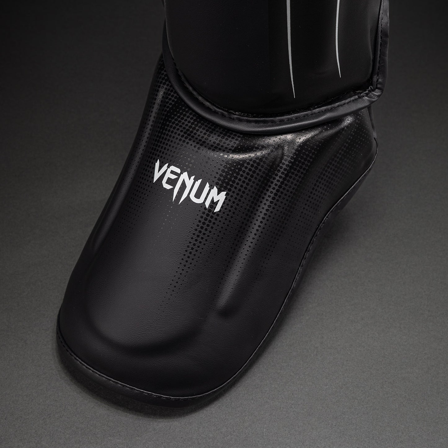 Venum Stealth Espinilleras – Negro/Blanco