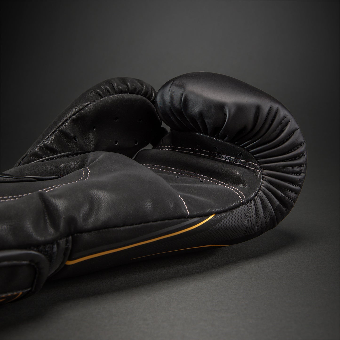 Venum G-Core Guantes de Boxeo - Negro/Oro