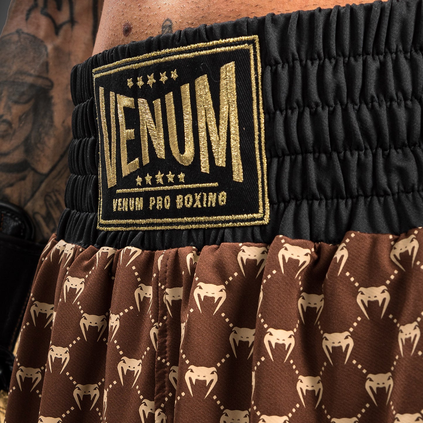 Shorts de Boxeo Venum Monogram - Negro/Marrón