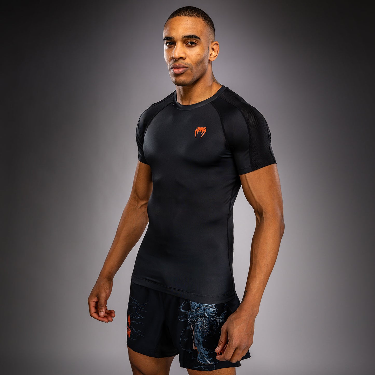Venum Thunder Dragon Rashguard Manga Corta – Negro/Gris/Cobre