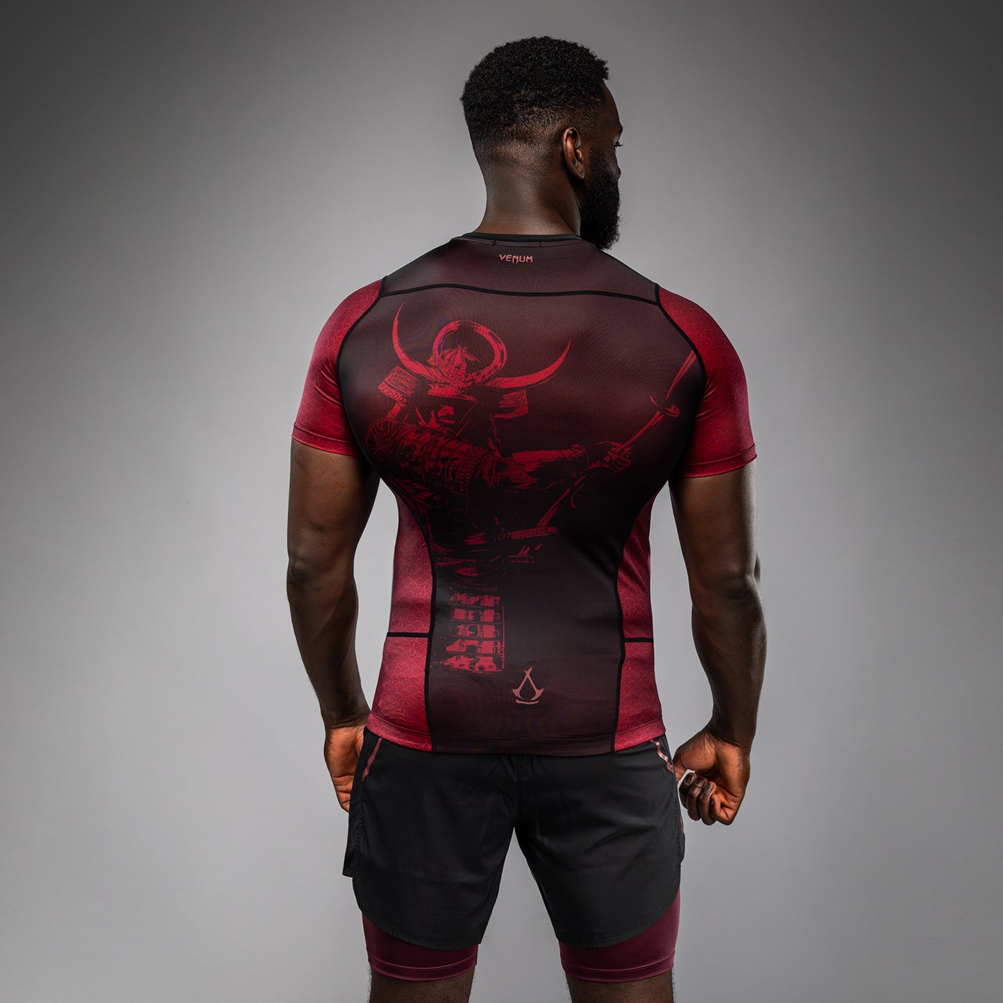 Venum x Assassin’s Creed Shadows Camiseta de Manga Corta Rashguard para Hombre - Burdeos/Negro