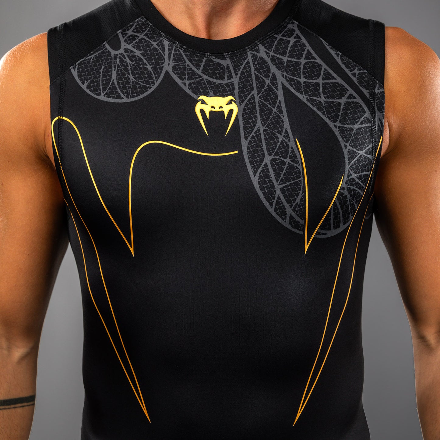 Venum Serpenti Rashguard Sin Mangas – Negro/Plata/Dorado