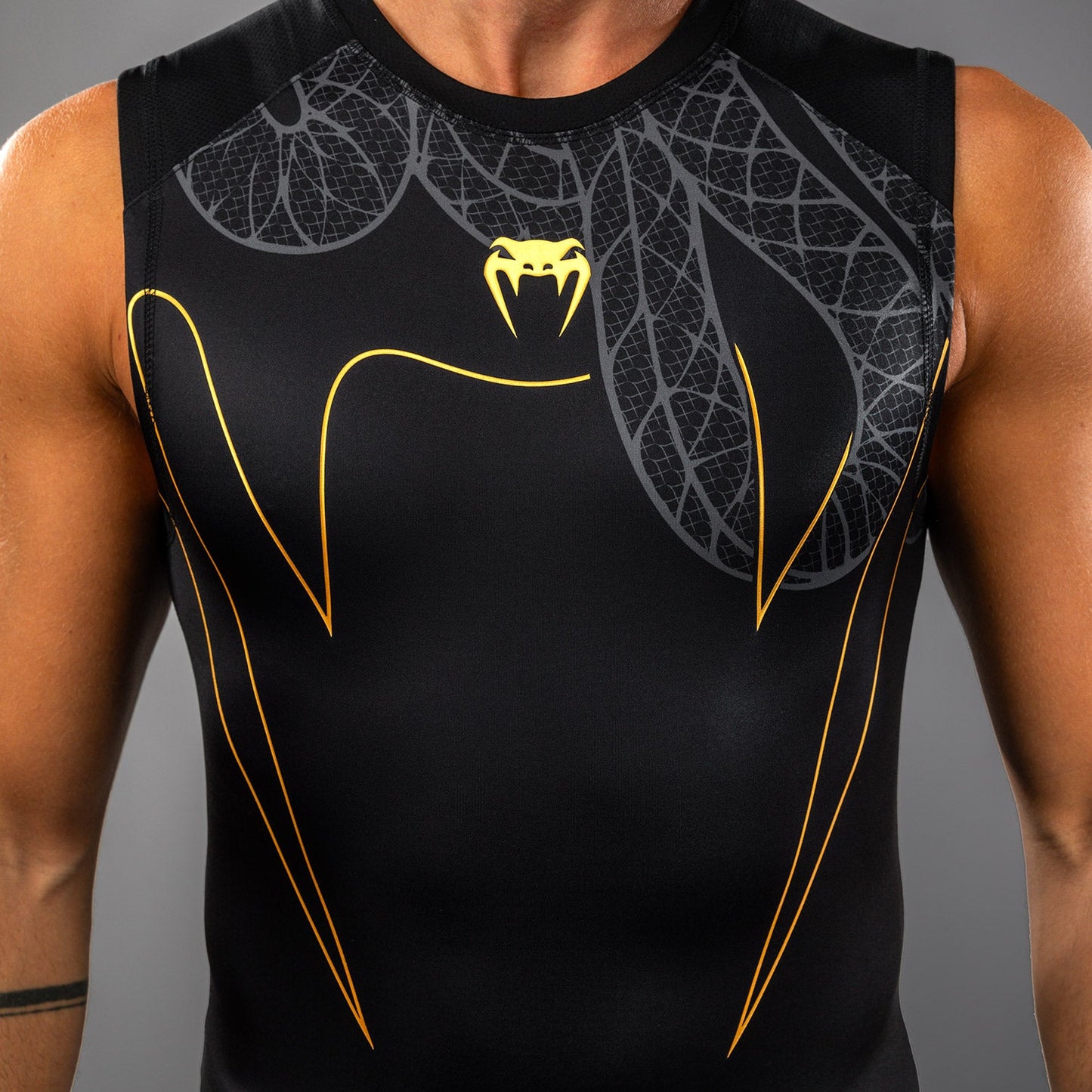 Venum Serpenti Rashguard Sin Mangas – Negro/Plata/Dorado