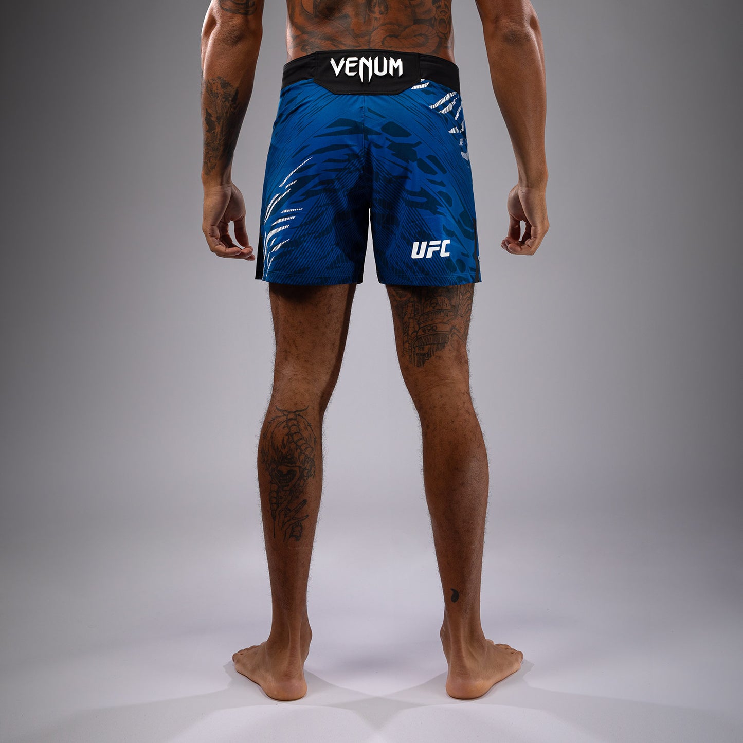 UFC Fusion by Venum Authentic Fight Night Shorts de Lucha para Hombre - Ajuste Corto - Azul