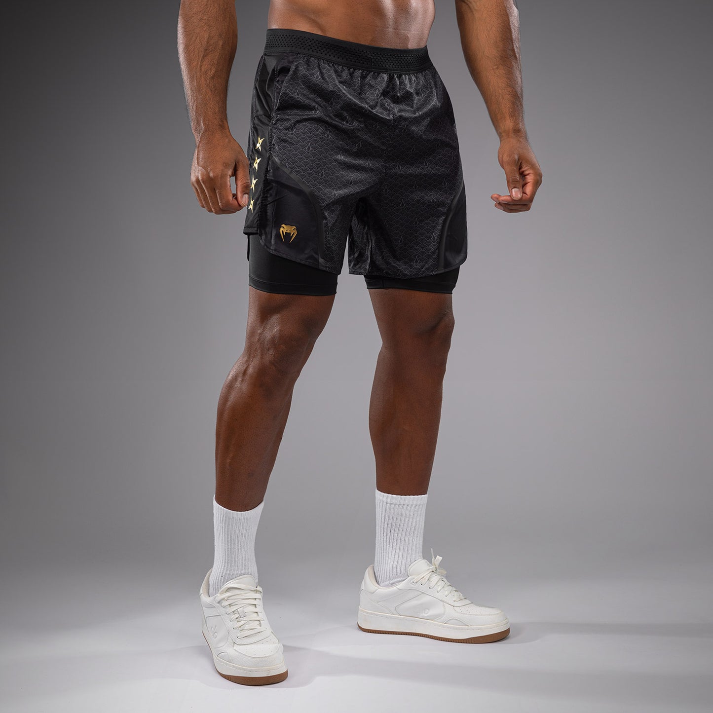 Venum x Assassin’s Creed Shadows Pantalón Corto de Entrenamiento Hombre - Negro/Dorado