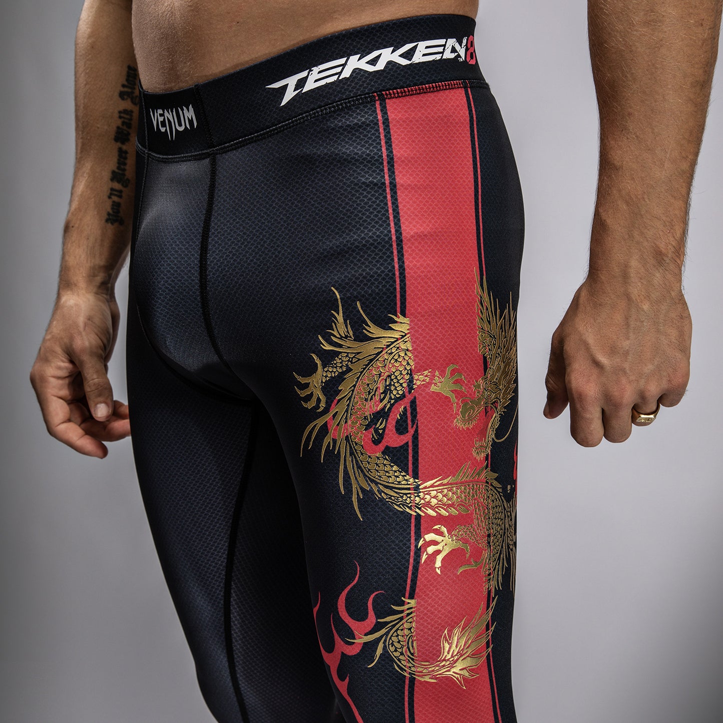 Venum x TEKKEN 8 - Marshall Law Mallas - Negro/Rojo/Dorado