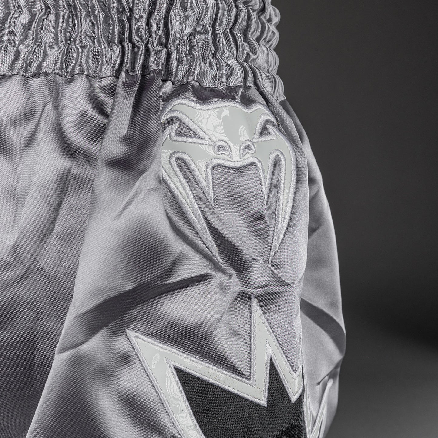 Venum Inferno 2.0 Pantalones Cortos de Muay Thai - Gris/Negro