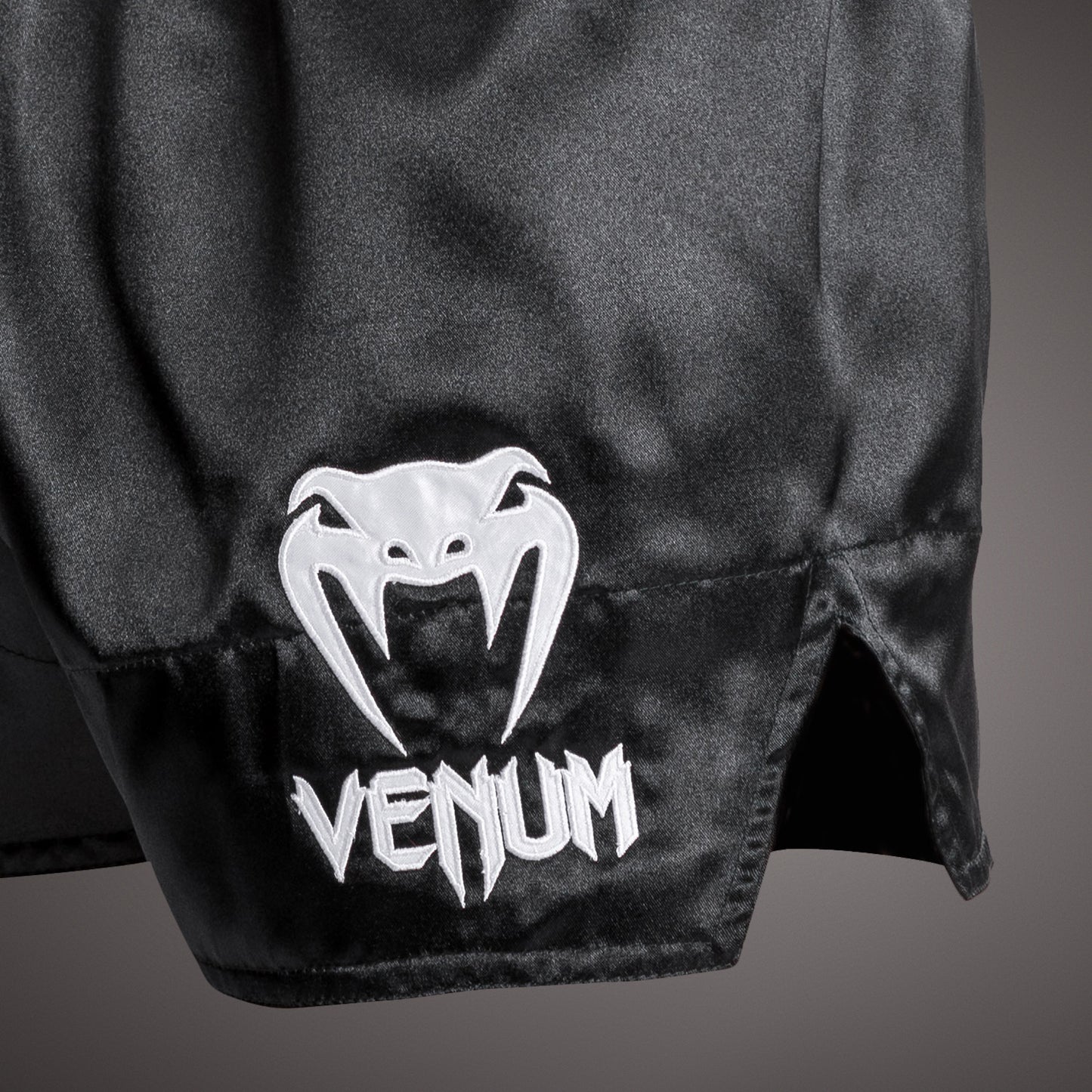 Venum Classic - Muay Thai Short Blanco/Negro/Blanco