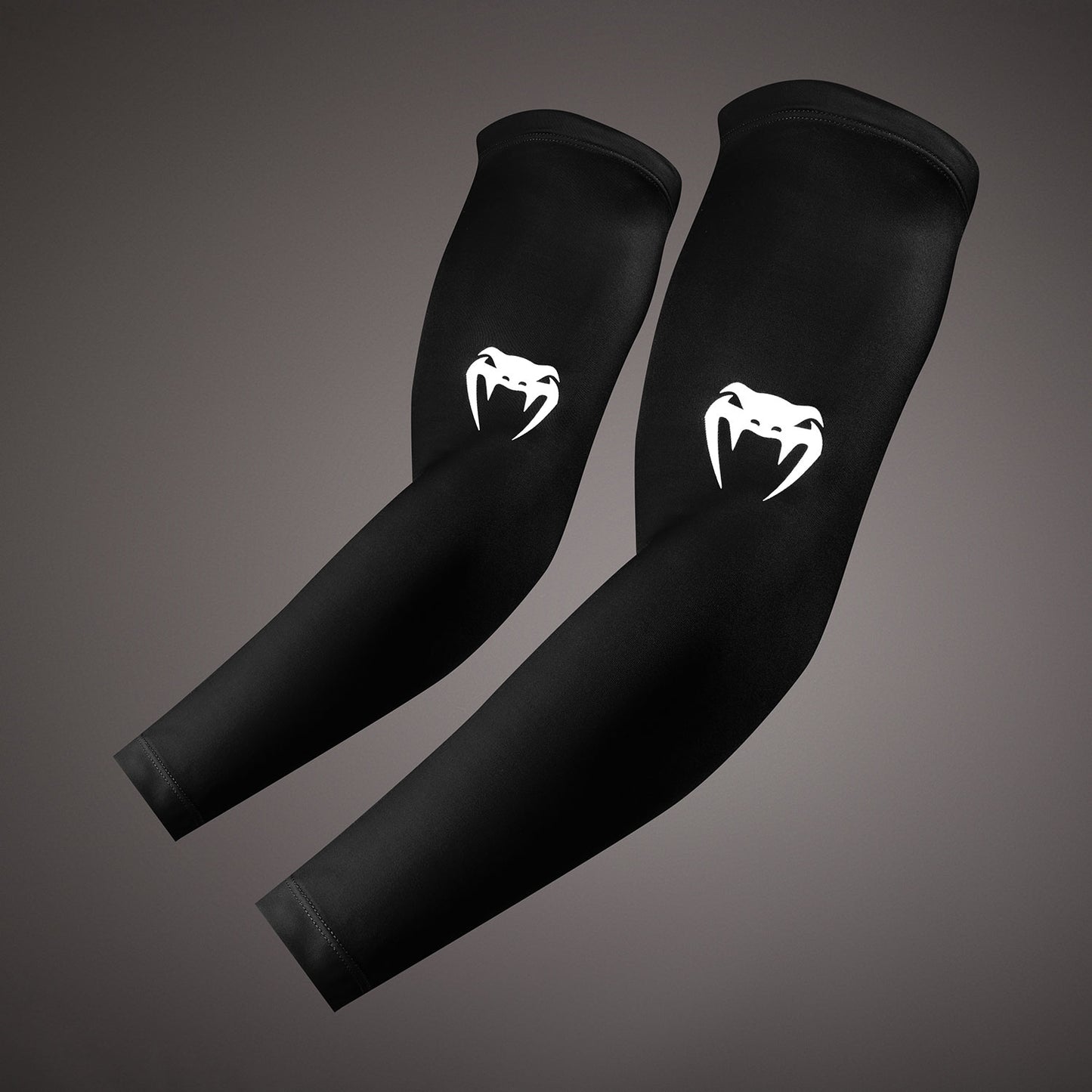 Venum Lineup Mangas para Brazo - Negro/Blanco