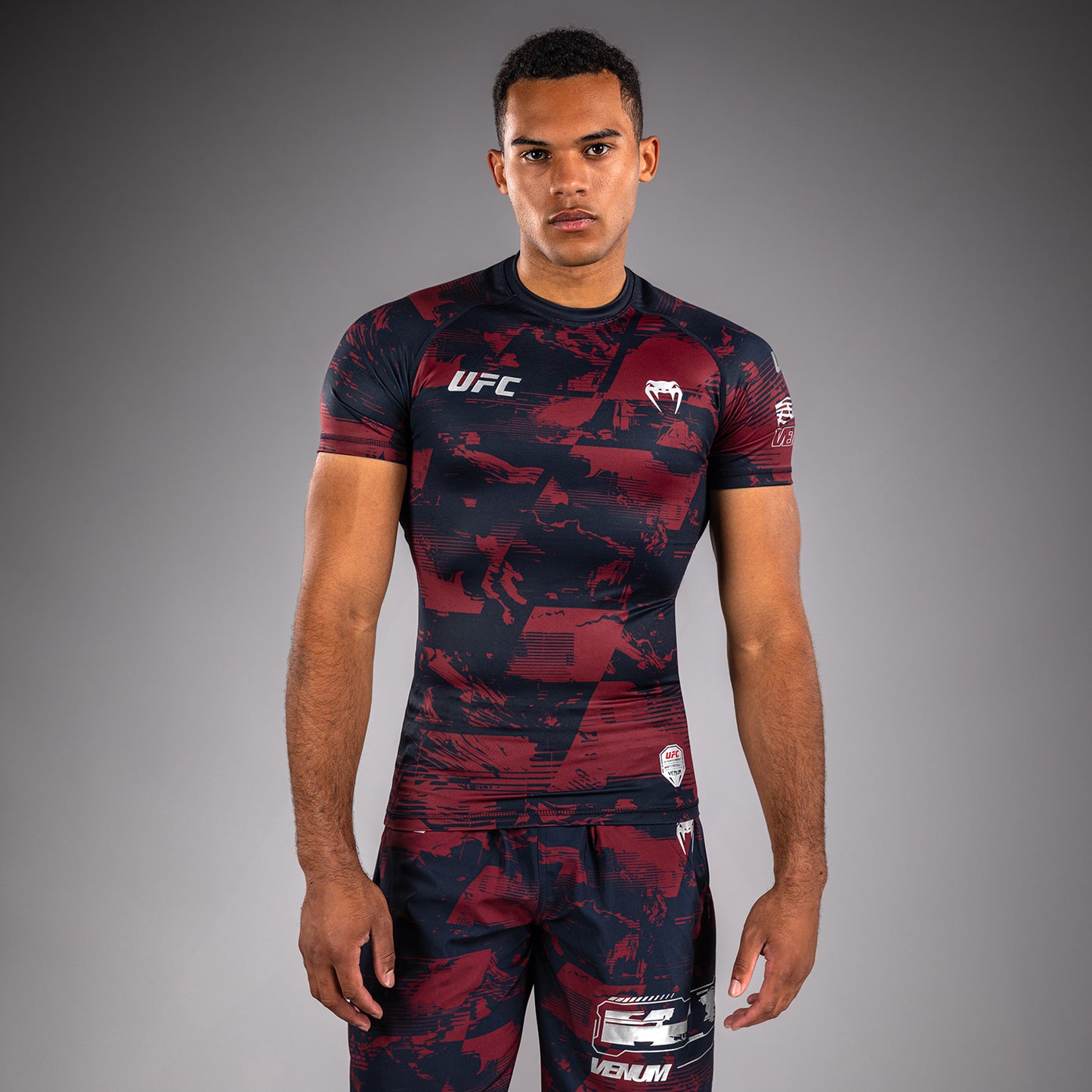 UFC Zenith by Venum Authentic Fight Week Rashguard de manga corta Performance Hombre - Azul marino/Burdeos/Plateado