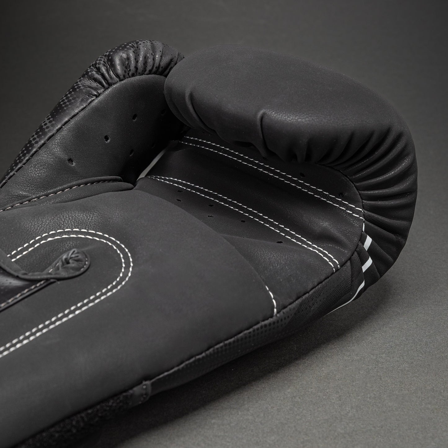 Venum Stealth Guantes de Boxeo – Negro/Blanco