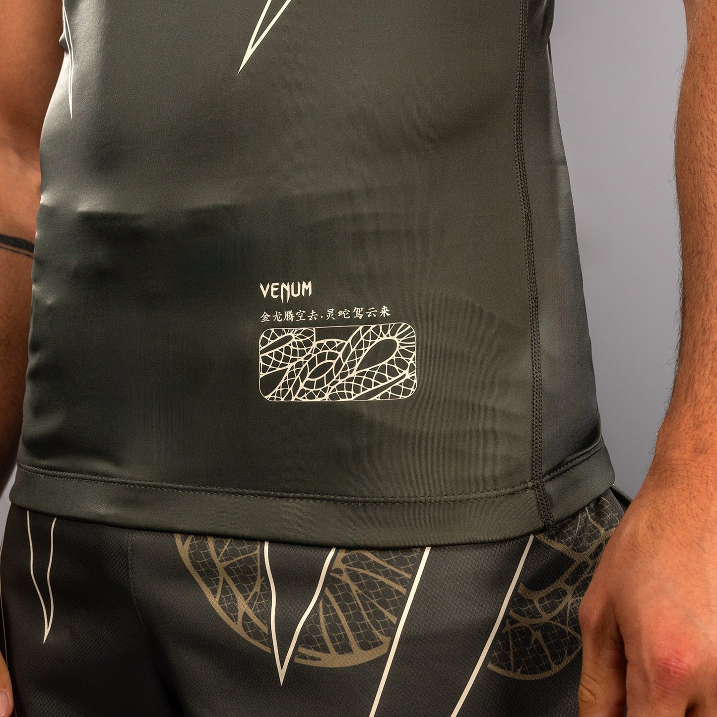 Venum Serpenti Rashguard de Manga Corta – Caqui/Bronce/Marfil