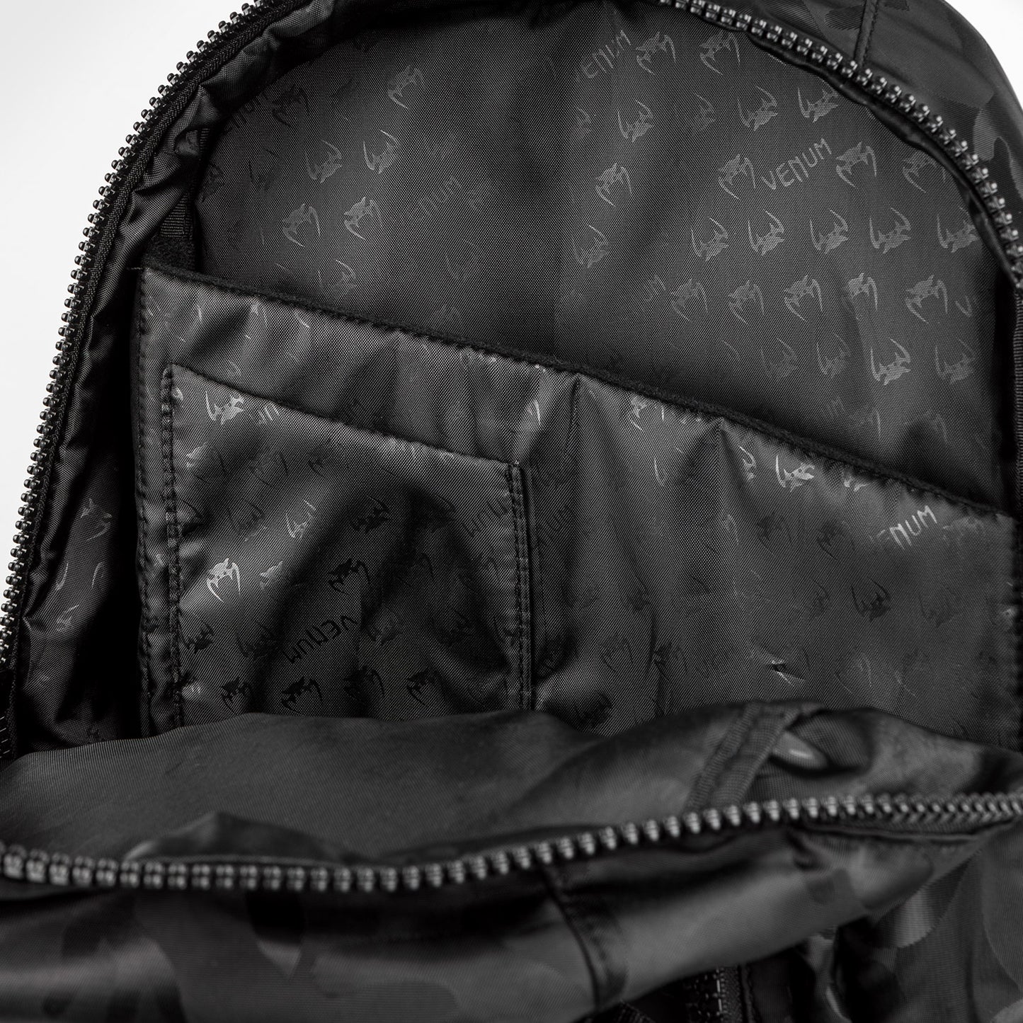 Venum Challenger Pro Mochila (20-25L) – Negro/Camo Oscuro