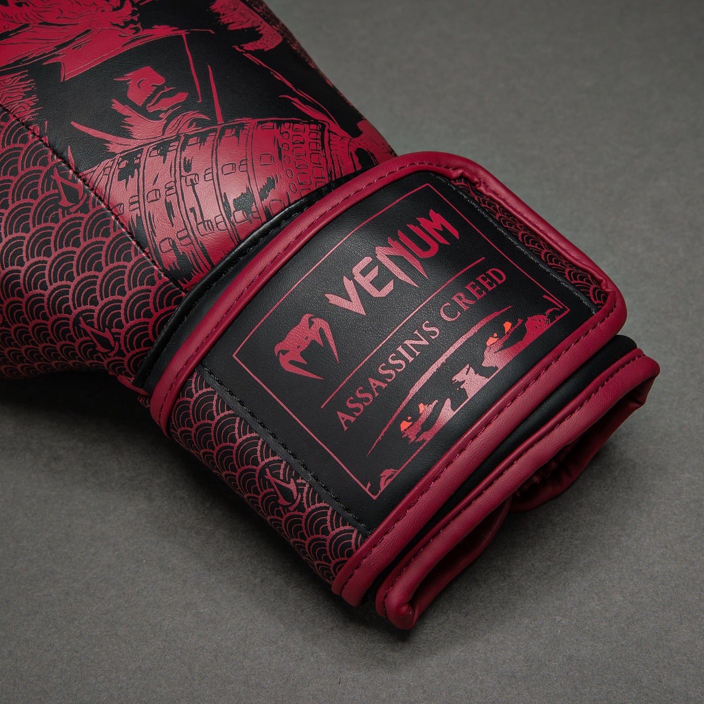 Venum x Assassin’s Creed Shadows Guantes de boxeo - Burdeos/Negro